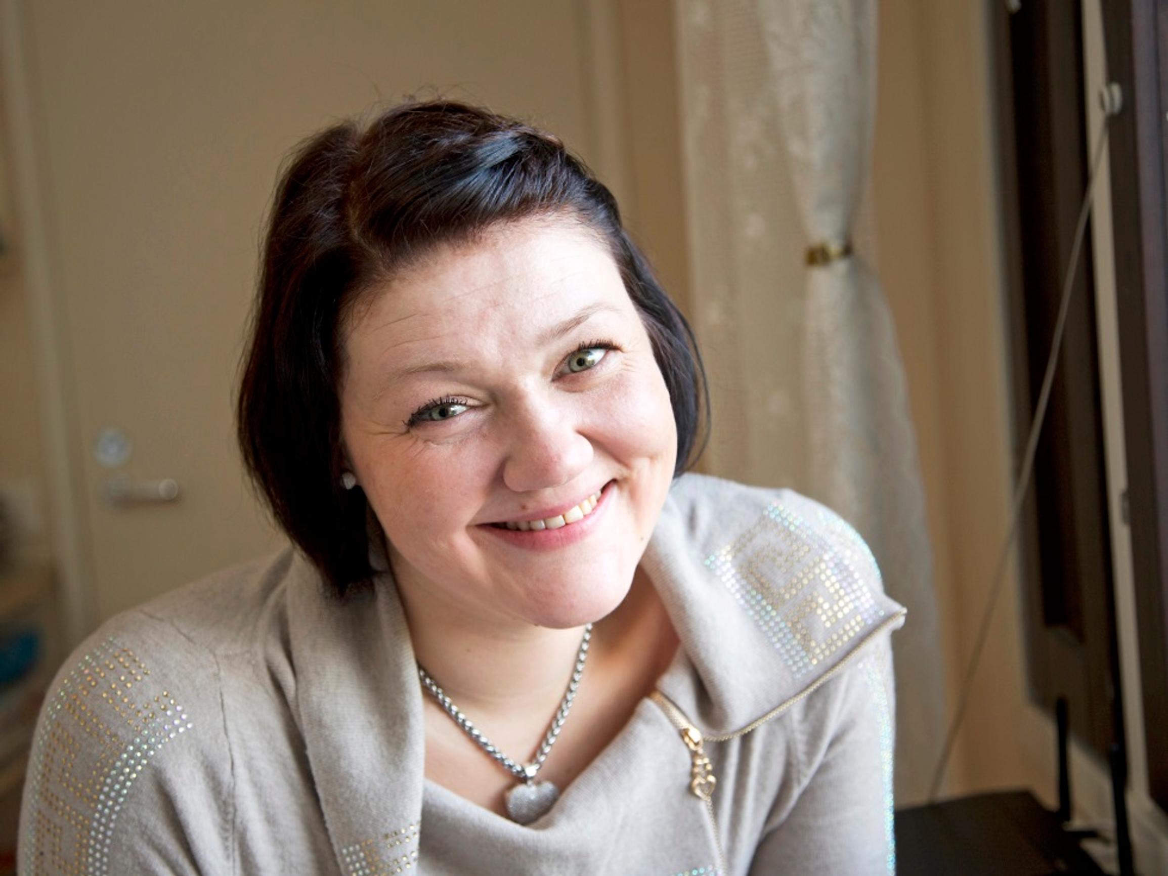 Johanna on elänyt vuosikymmeniä halvausoireiden ja harvinaisen oireyhtymän kanssa: ”Päätin, että jalkani saa amputoida”