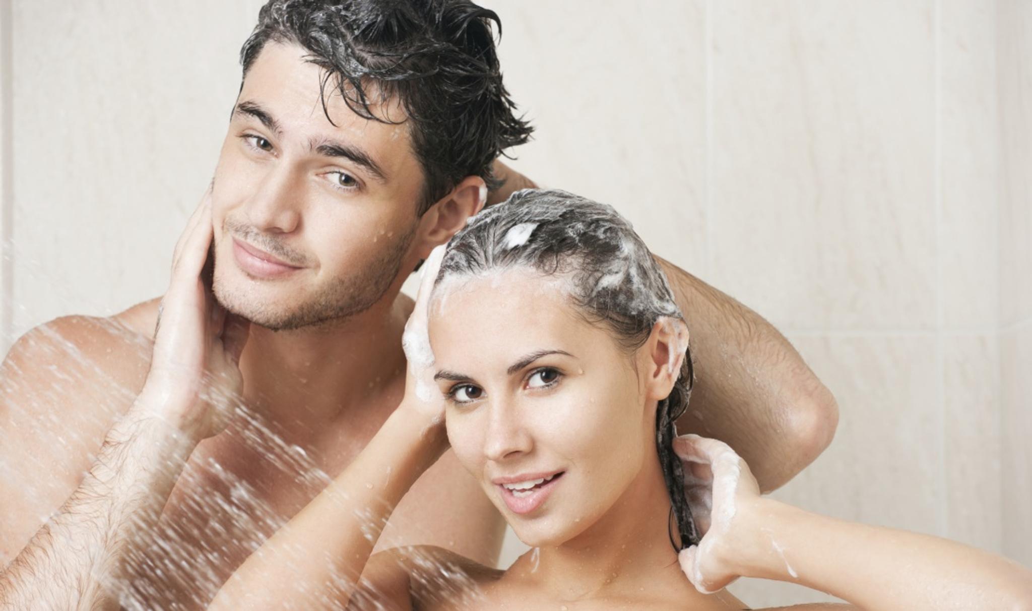 Мужа женой моются в душе. Мужчина в душе. Фотосессия в душе. Мужчины иженщтны моются вместе. Мужчина мылит женщину.