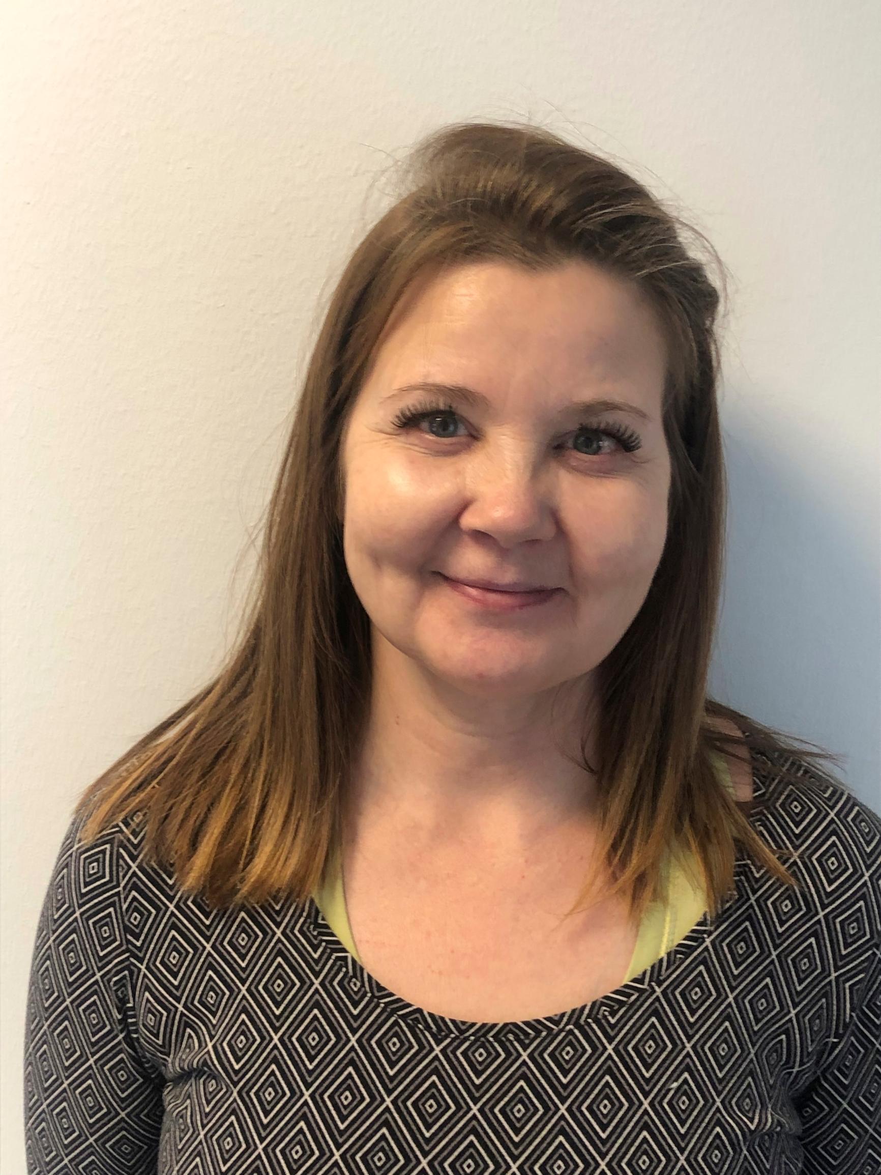 Leena Varonen ennen hiusmuutosta.