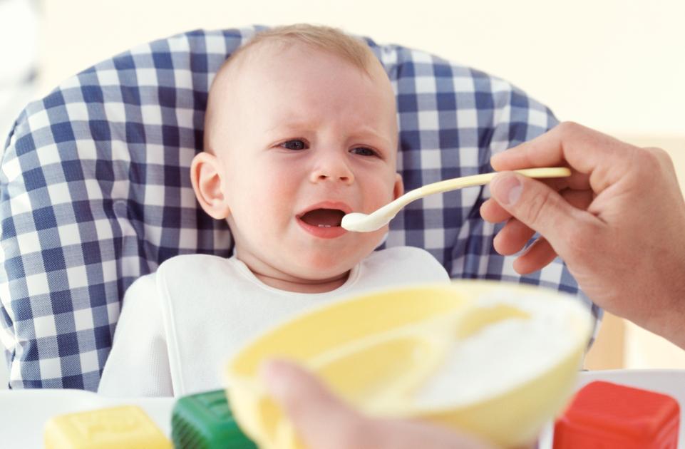 Дети кушают и плачут. Диспепсия у детей раннего возраста. Обед детей раннего возраста. Расстройства пищеварения у детей. Нарушение питания у детей.