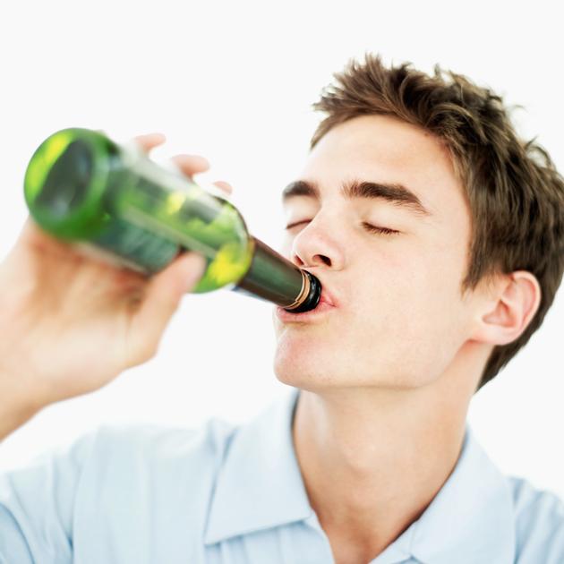 У молодого пьющего. Пьющий молодой человек. Мальчик пьет пиво. Молодежь пьет пиво. Алкоголизм молодежи.