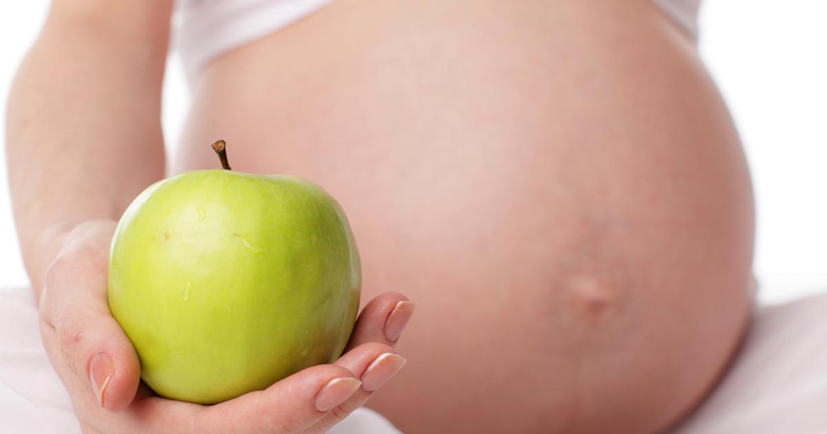 Обязаны ли беременные. Беременность железо. Яблоко для беременных. Nutrition pregnancy.