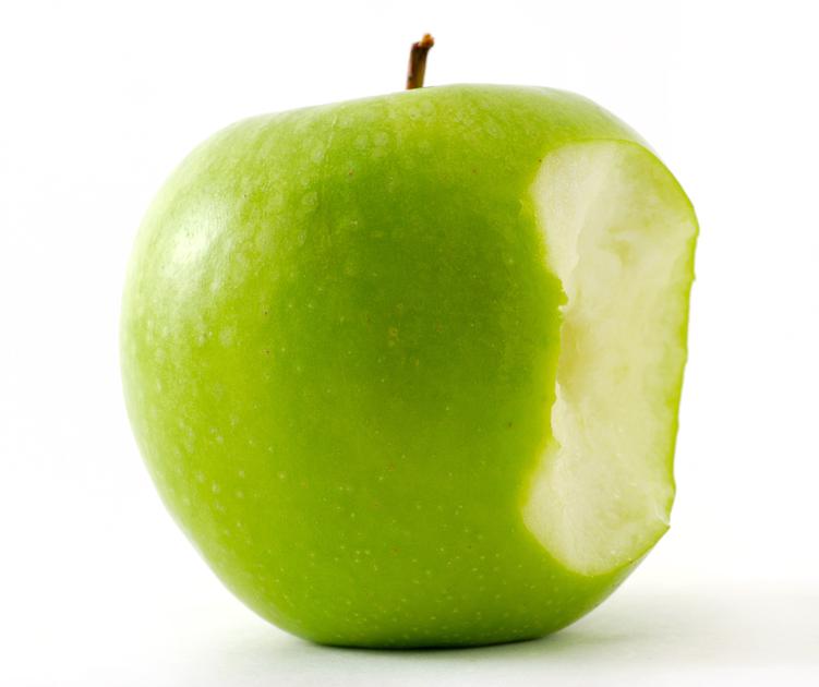 Откусанное зеленое яблоко