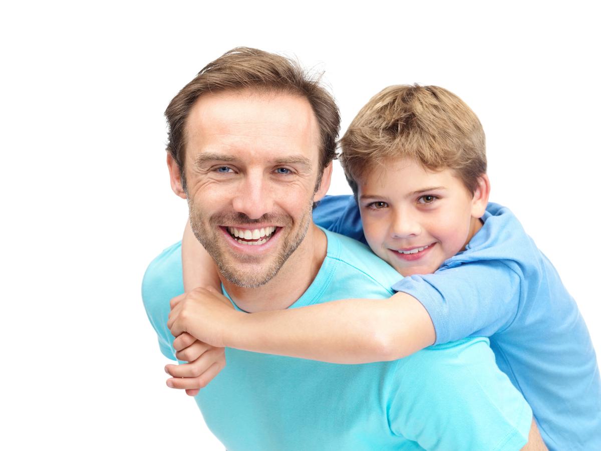 Воспитание сына. Книги про папу. Счастливый папа и сын играют. Сын его с удовольствием. Папа обнимает сына.