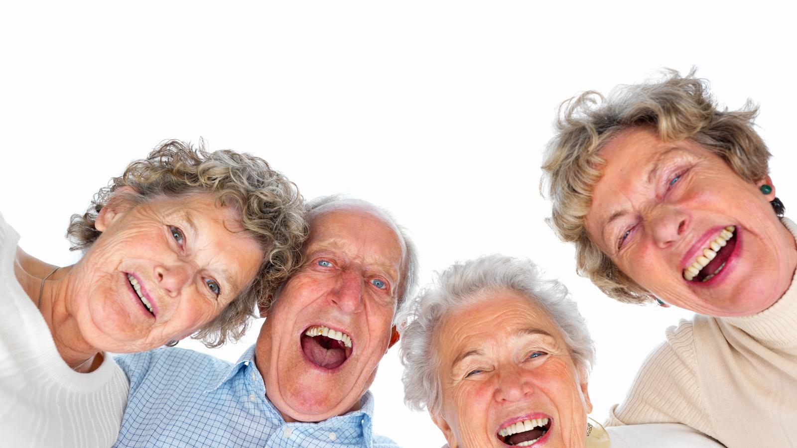 Много пожилых людей. Счастливые пенсионеры. Пожилые люди. Смеющийся старик. Старик улыбается.