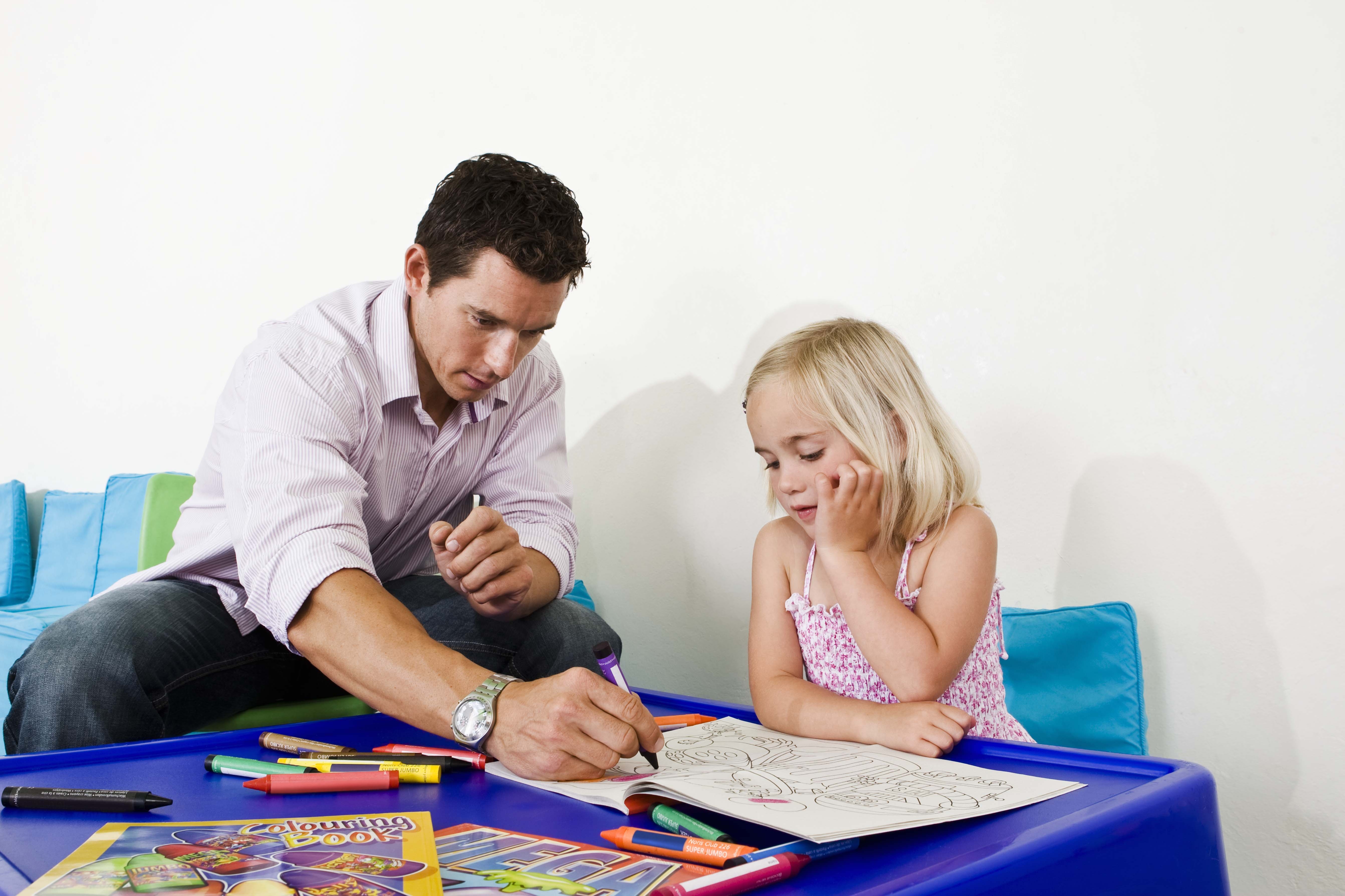 Папа учит дочку заниматься. Ребенок занимается с родителями. Ребенок и родитель уроки. Родители помогают детям. Родителеть учит ребенка.