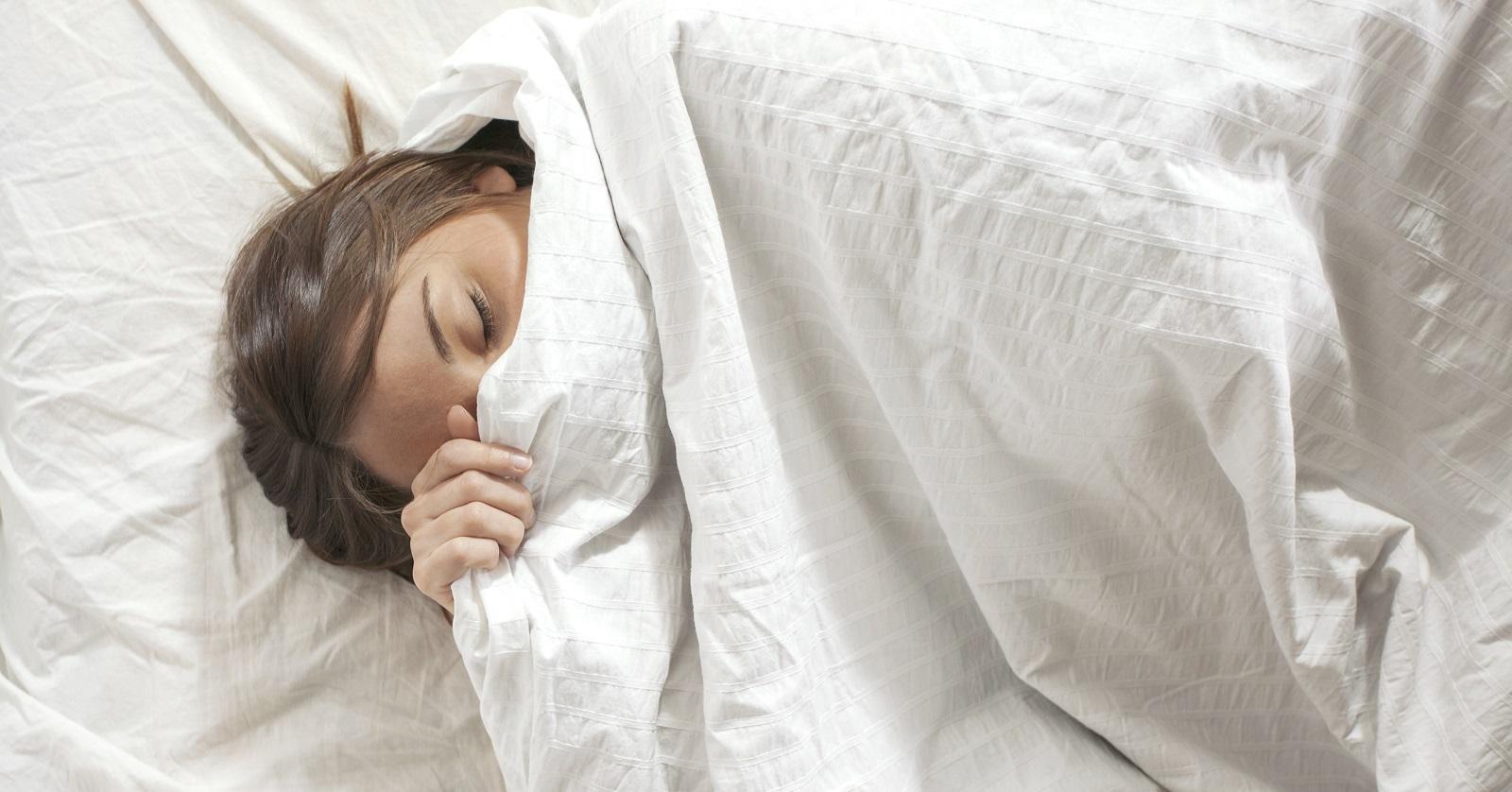 сон зимой. сон зимой. человек накрытый одеялом. Sleeping cold. спокойного сна.