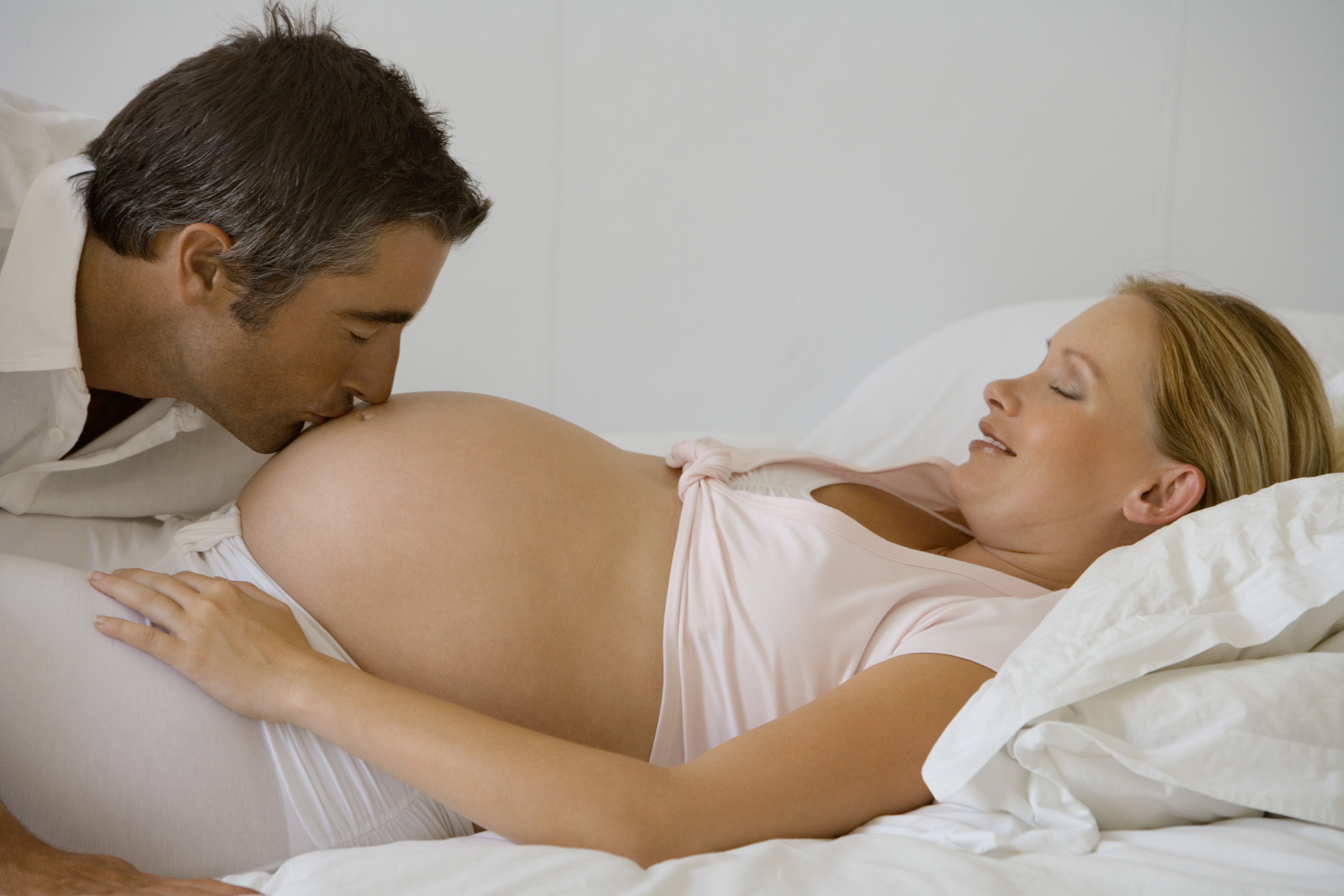 Какими позами можно заниматься сексом при беременности. Беременные женщины рожают. Занятие любовью с беременной.