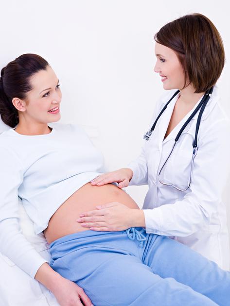 Гинеколог помогает забеременеть. Ведение беременности фото. Врач трогает живот беременной.