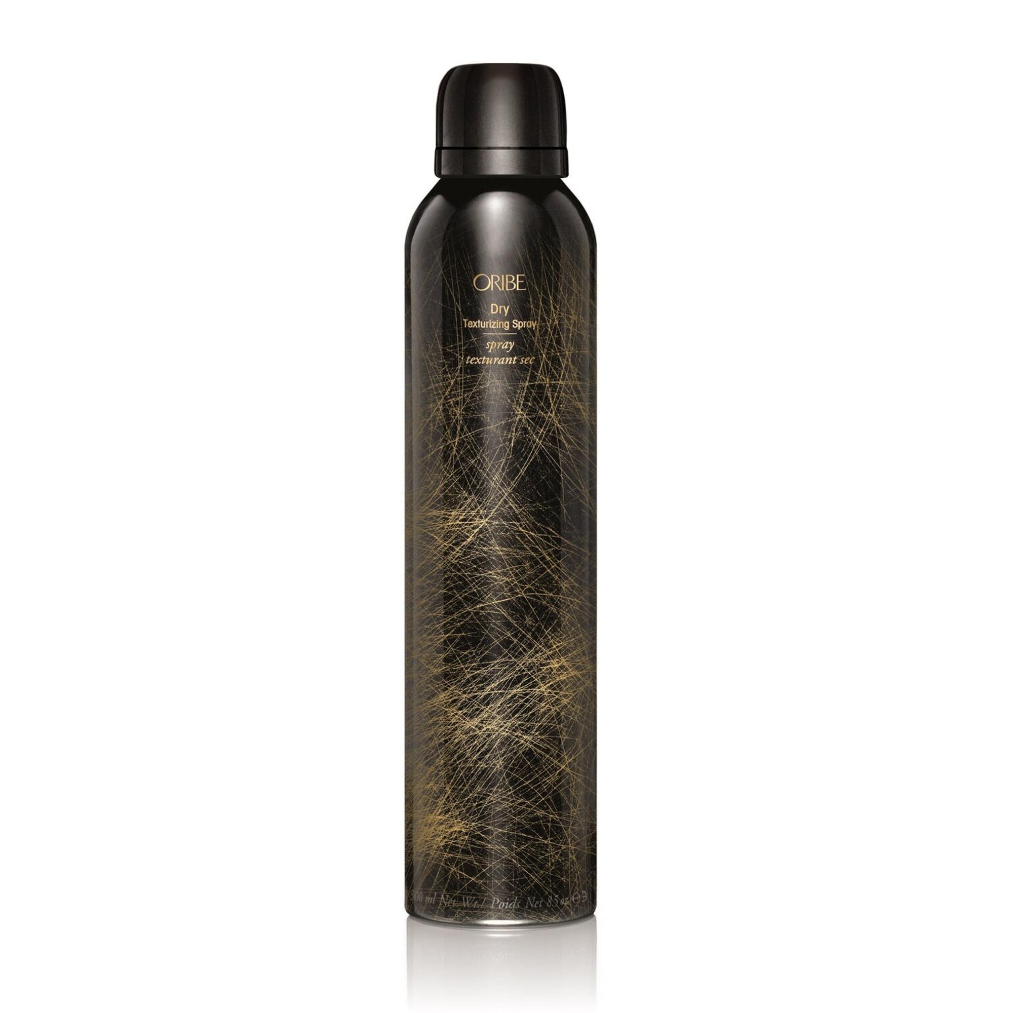 2. Kuiva rakennesuihke tuo hiuksiin ilmavuutta. Rasvaisuutta hillitsevää suihketta voi käyttää myös kuivasampoon sijasta. Oribe Signature Dry Texturizing Spray 52 e.