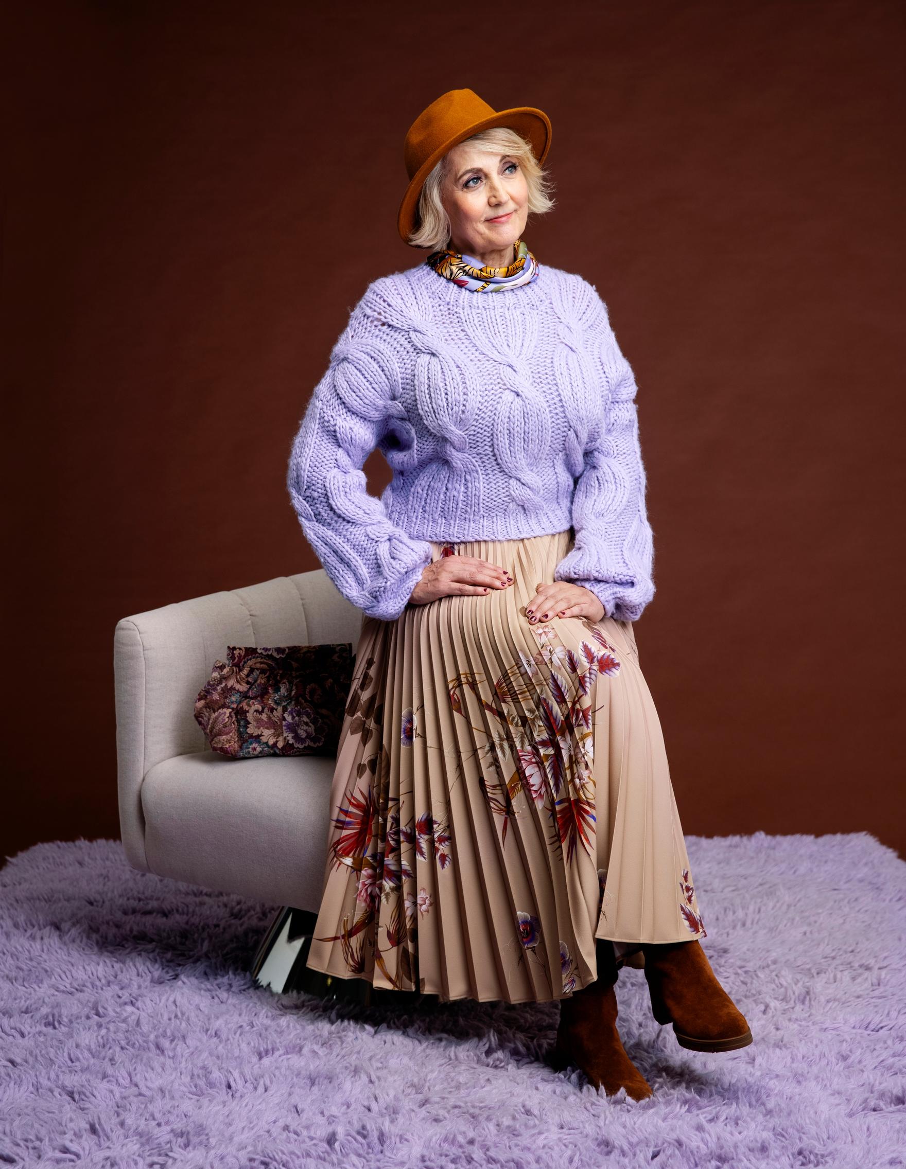 Neule 259 e, Gestuz. Hame 455 e, Max Mara. Hattu 69 e, KN Kati Niemi. Huivi 35 e, & Other Stories. Laukku 99,90 e ja saappaat 199,90 e, Unisa. Lenox-nojatuoli ja Chandol-villamatto, Jotex.