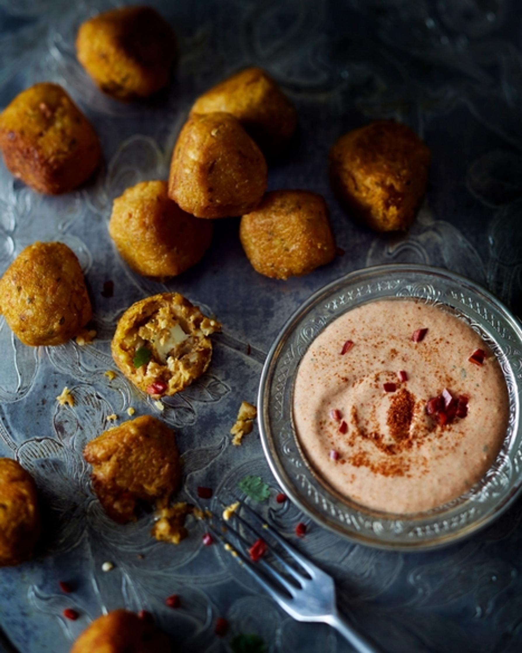 Falafelit ja paahdettu paprikadippi