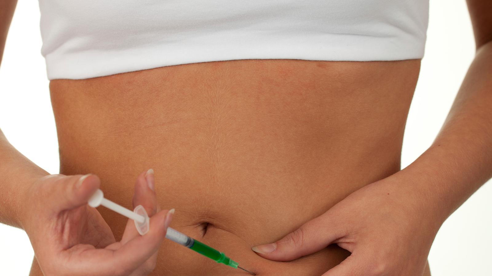 Подкожно в живот техника выполнения. Инъекция подкожно в живот. Введение инсулина в живот.