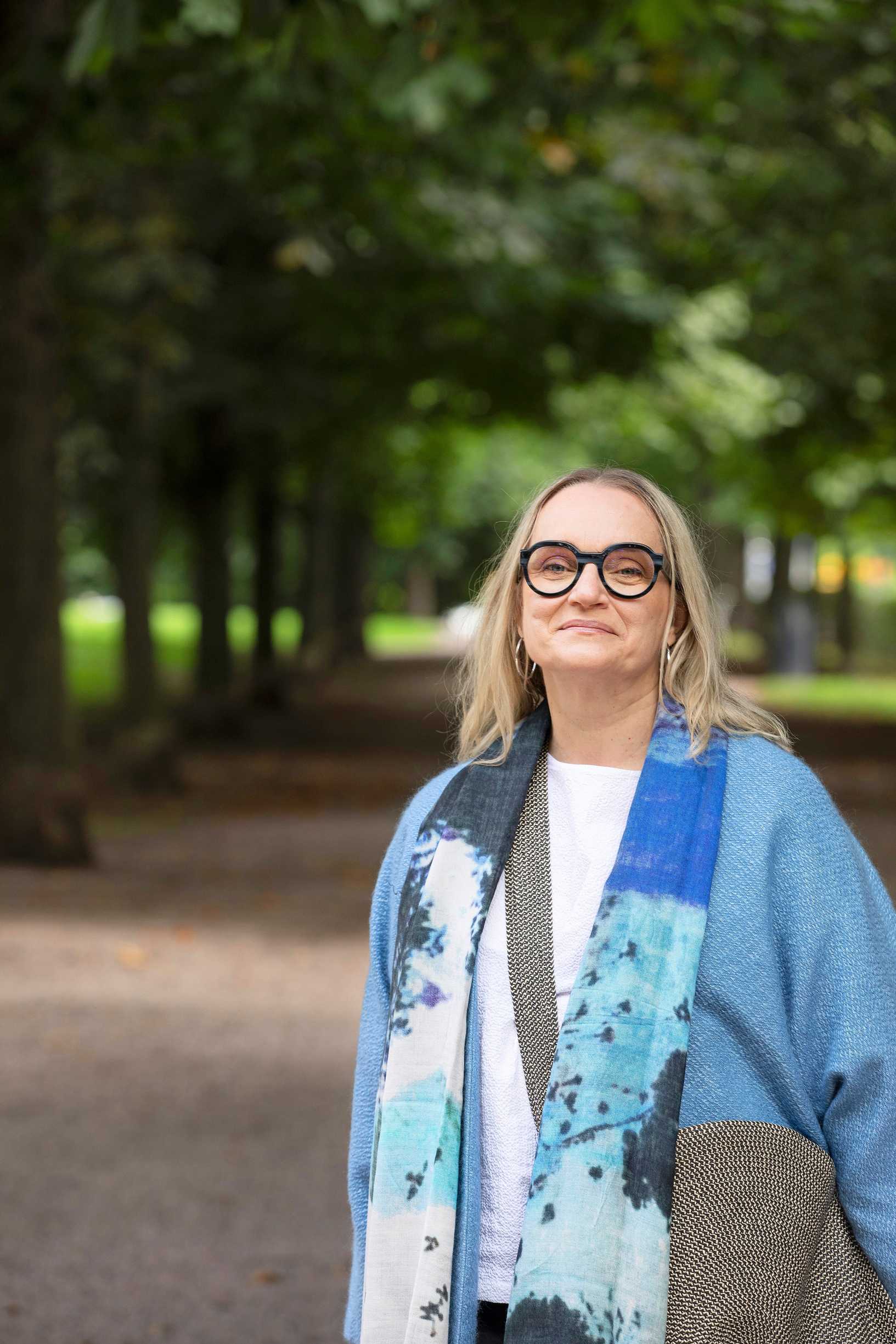 Helena Hietanen puistossa
