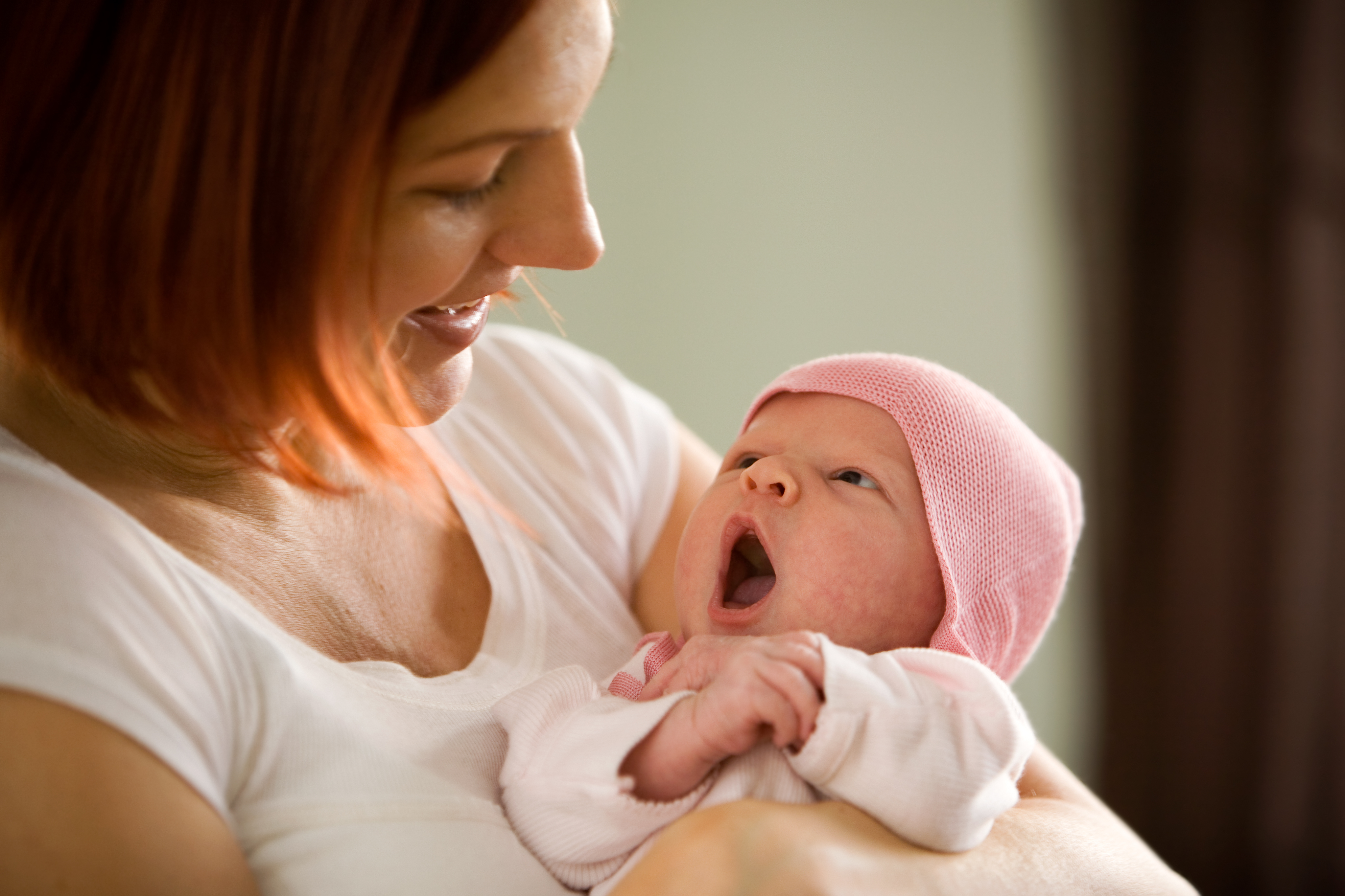Rauhoitatko vauvaa juttelemalla? Laulaminen auttaa pidempään 