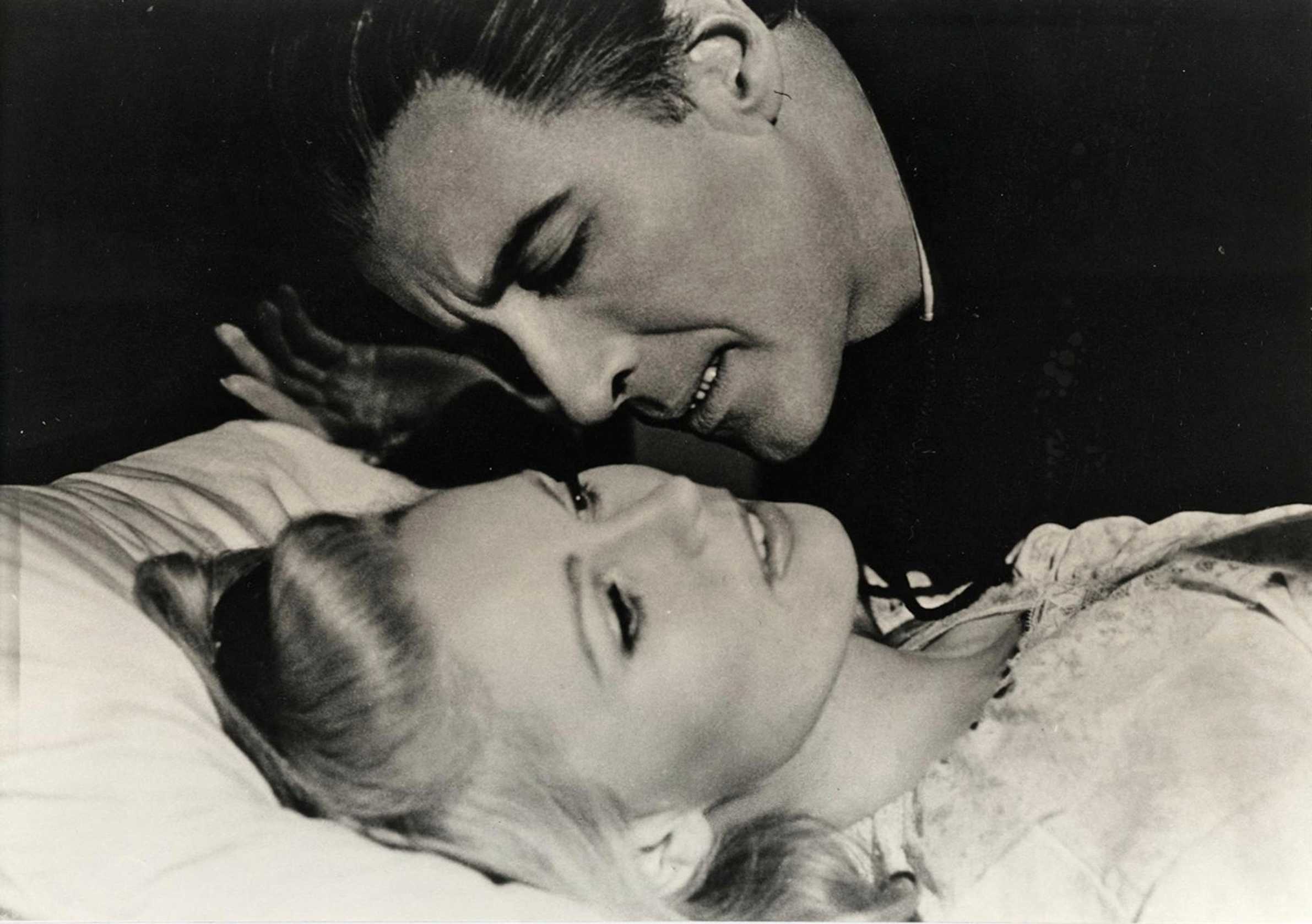 Veronica Carlson ja Christopher Lee elokuvassa Dracula on noussut haudastaan