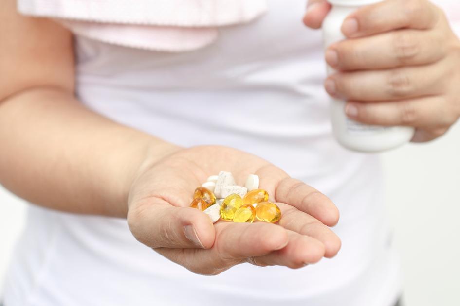 Ребенок с витаминами в руках. Бады витамины и минералы. Биодобавки детям. Биодобавки детям. Биодобавки детям.