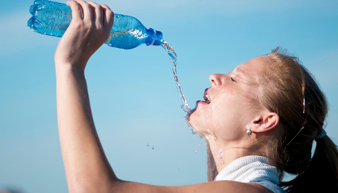 Выпила воду и стала невидимой. Девушка с бутылкой воды. Девушка пьет воду из бутылки. Женщины не умеют пить воду. Человек пролил воду.