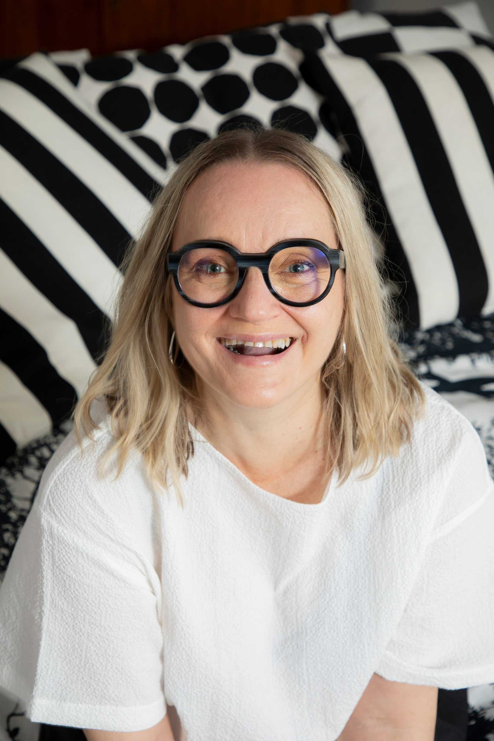 Helena Hietanen katsoo kameraan nauraen
