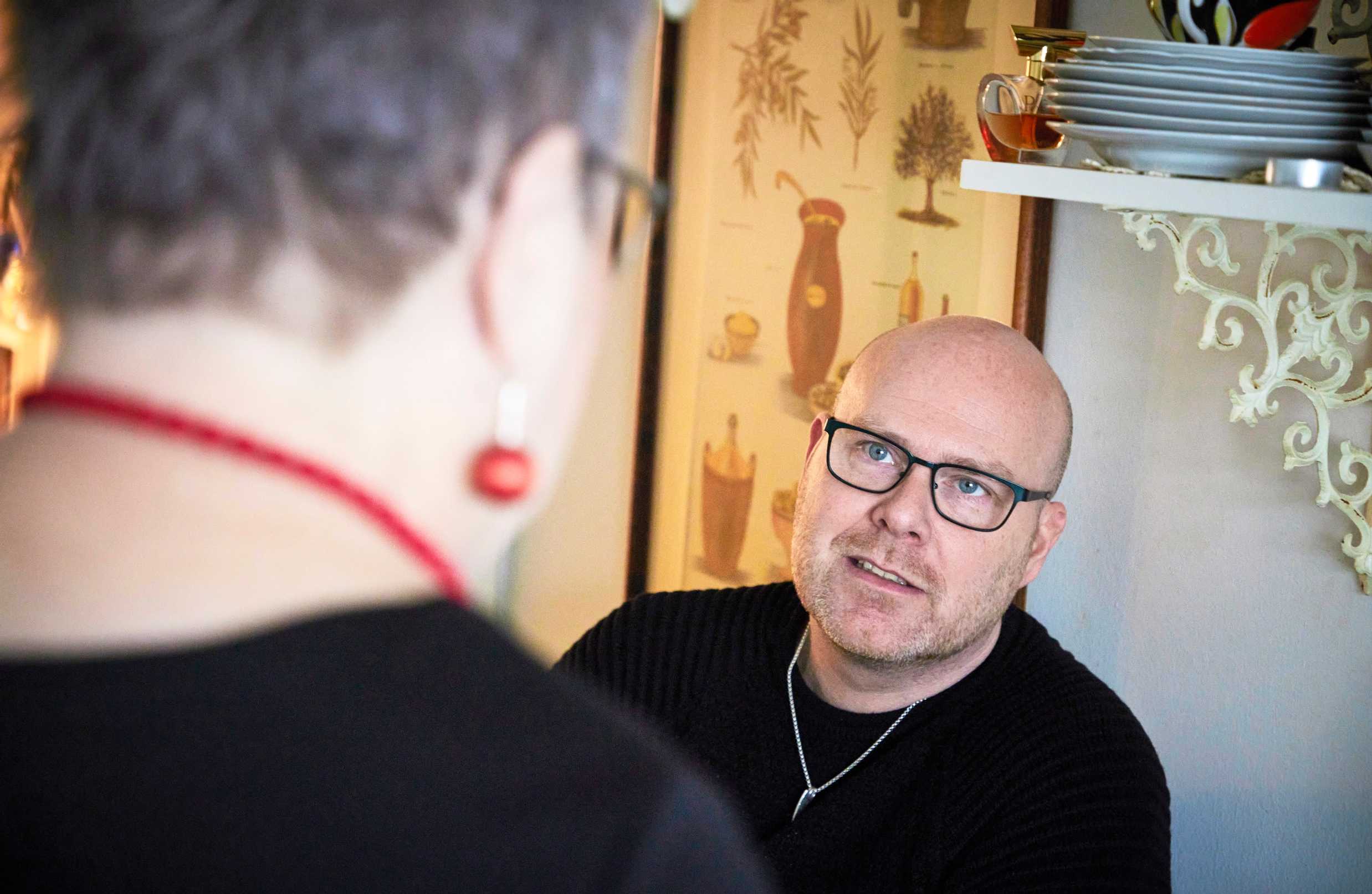 Micke Porkka sanoo, että äidin sairauteen on helpompi suhtautua, koska tämä on niin suorapuheinen ja rehellinen.