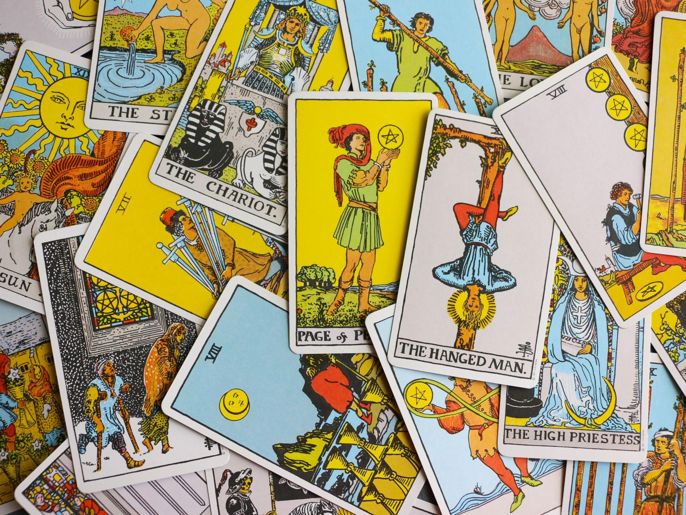 Tarot-kortit voivat auttaa elämänsuunnan löytämisessä: ”Tulkinta antoi minulle itseluottamusta”