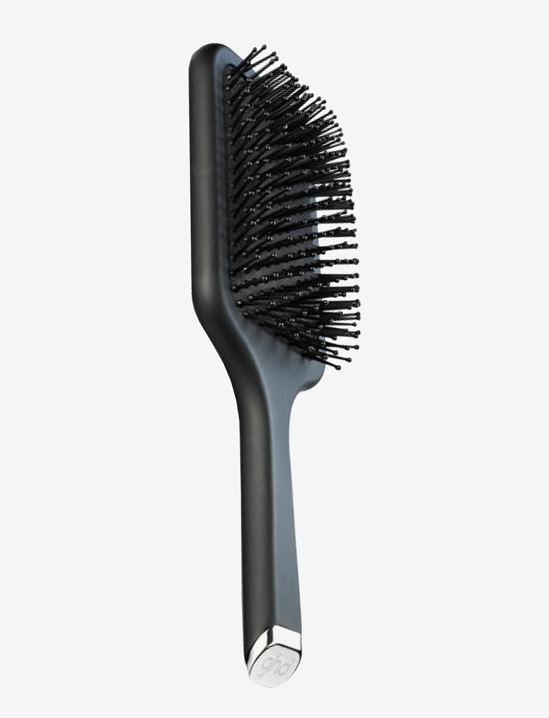 3. Harjalla on iso merkitys föönauksessa. Jos pyöröharja tuntuu vaikealta, lapiomallinen on hyvä vaihtoehto. GHD Paddle Brush 30 e.