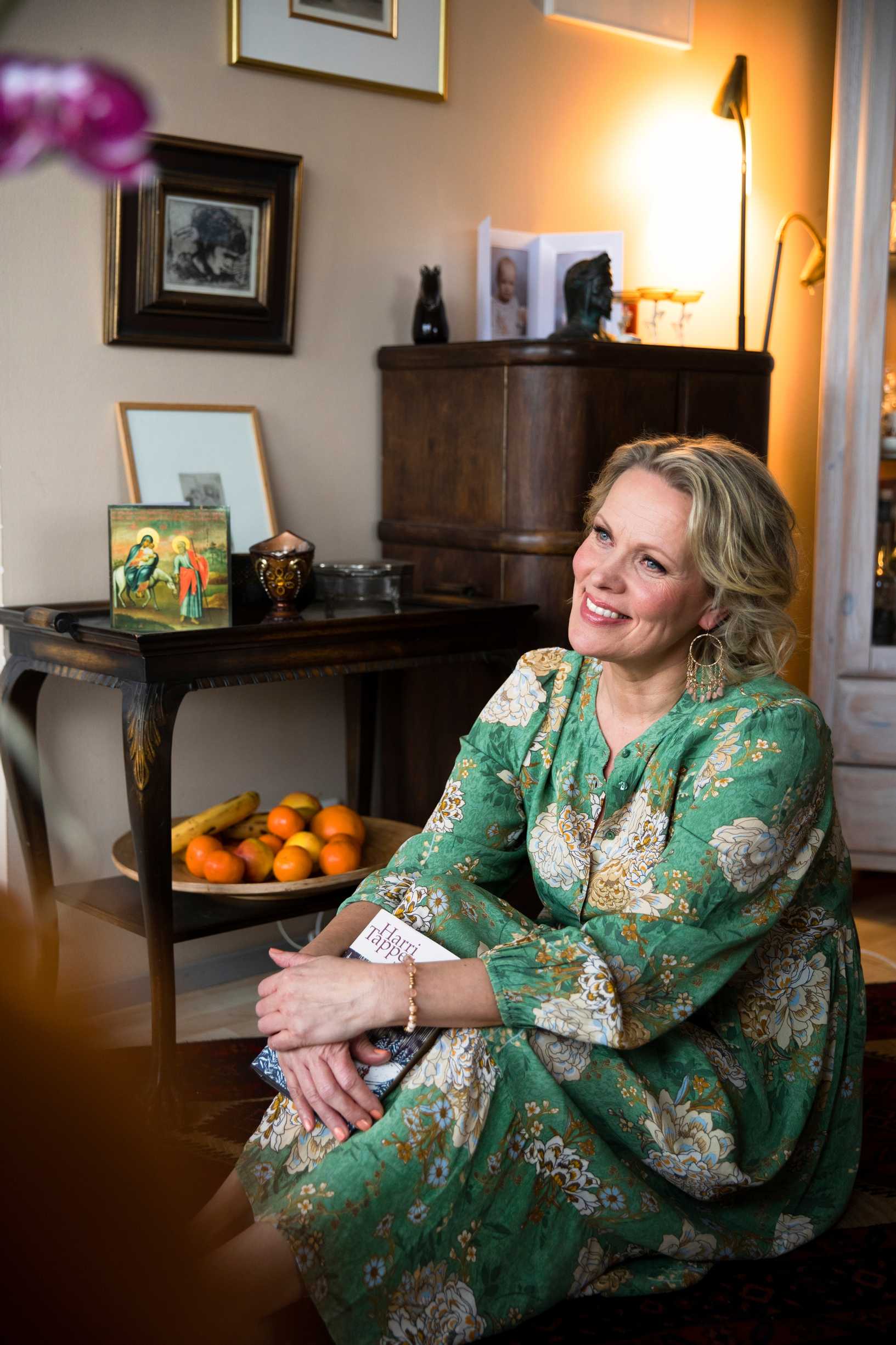 Nina Honkanen istuu vihreä tunika