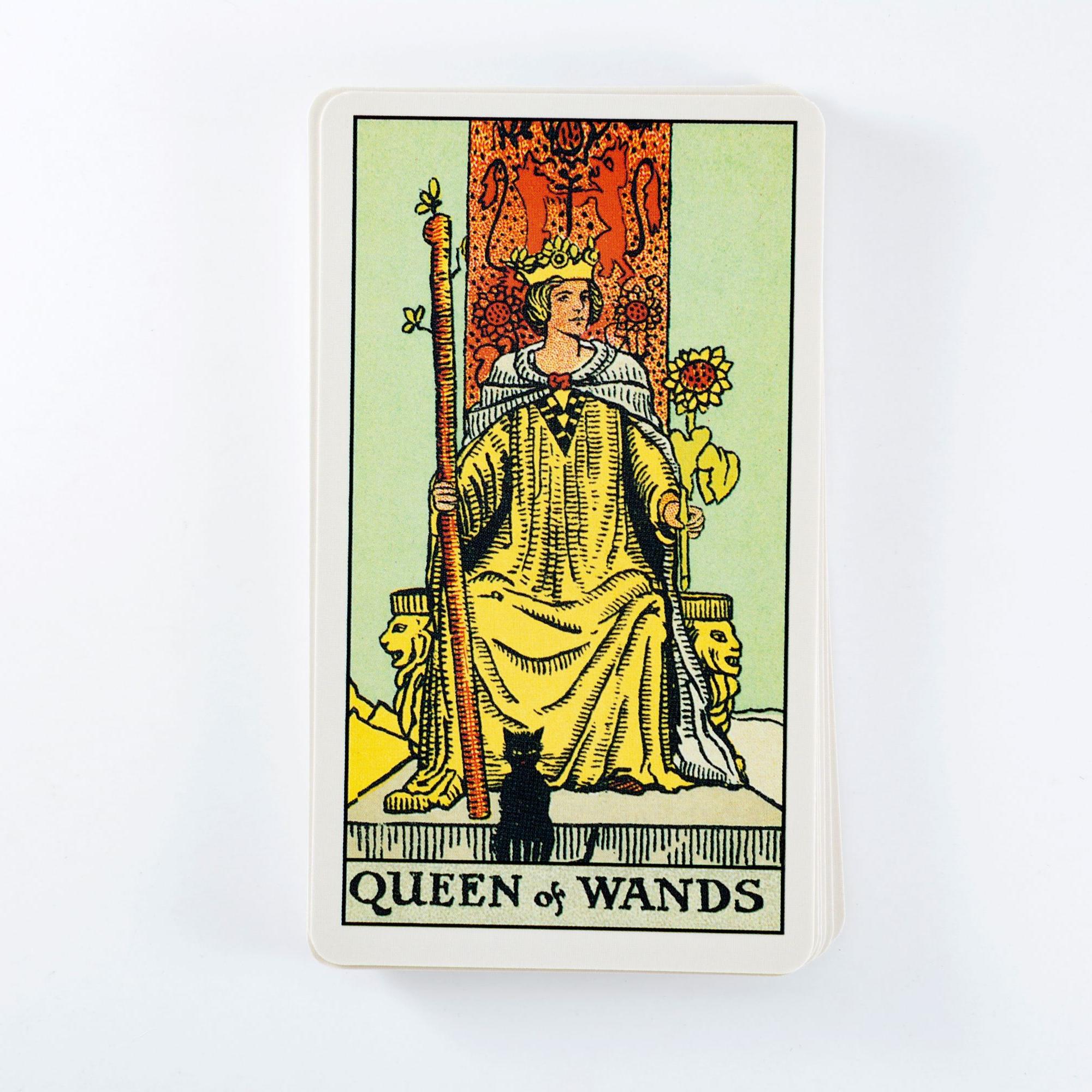 Sauvojen kuningatar (Queen of Wands) – Tarot-kortin merkitys 