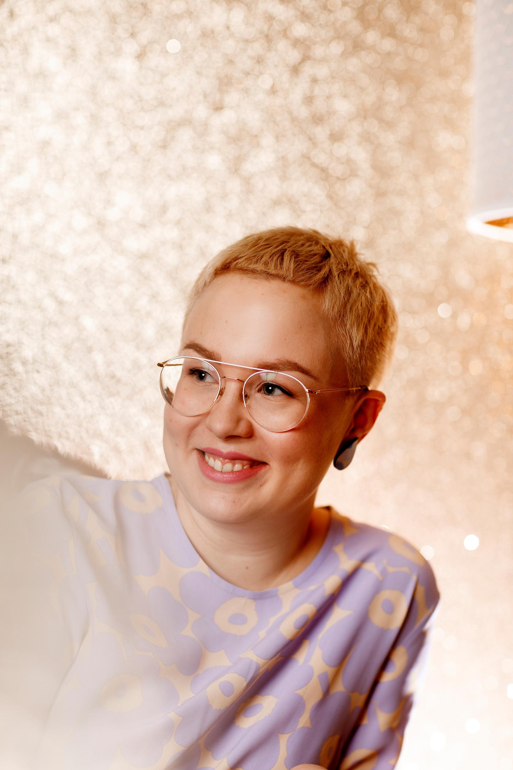 ”Hirvittävän moni häpeää kehoaan ja pitää sitä jollain tavalla viallisena tai vääränlaisena”, sanoo Anni Saukkola.