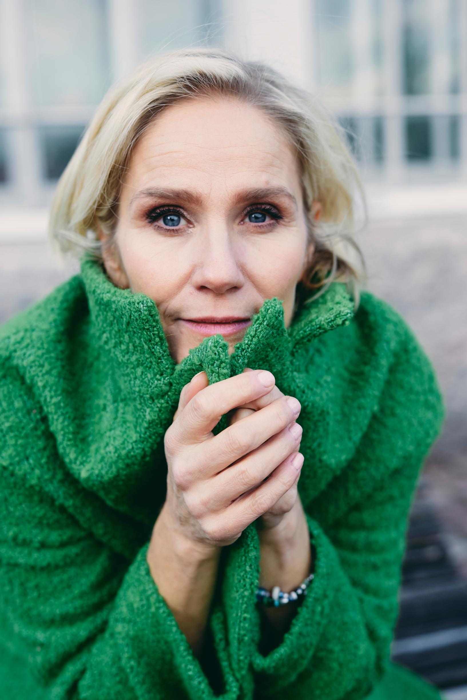 Laura Malmivaara oli pitkään ennen kirjansa ilmestymistä jännitystilassa. ”Kirjassa ovat sisimpäni, pelkoni ja heikkouteni. Jos olisin epäonnistunut, en olisi voinut syyttää siitä ketään muuta.”
