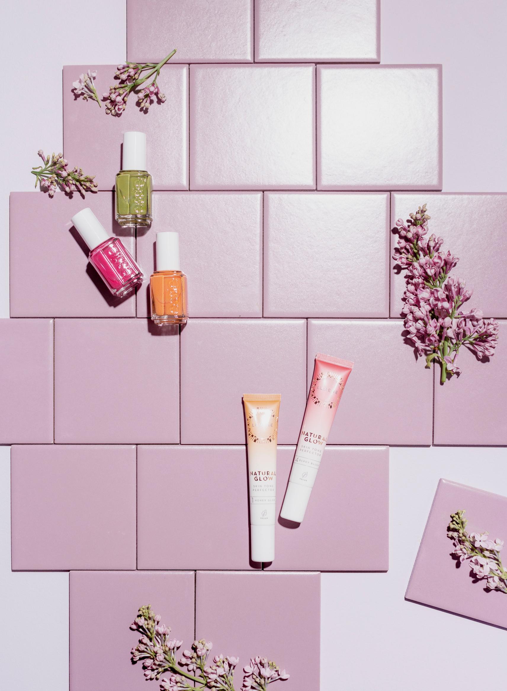 Essie Nail Polish -kynsilakat ja Lumene Natural Glow ihon sävyn heleyttäjä.