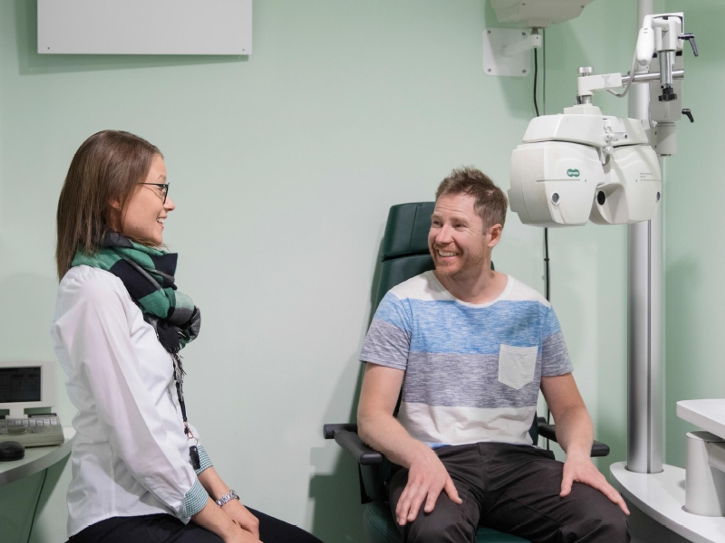 Outo silmävaiva olikin aivokasvain – optikkokäynti pelasti Antin