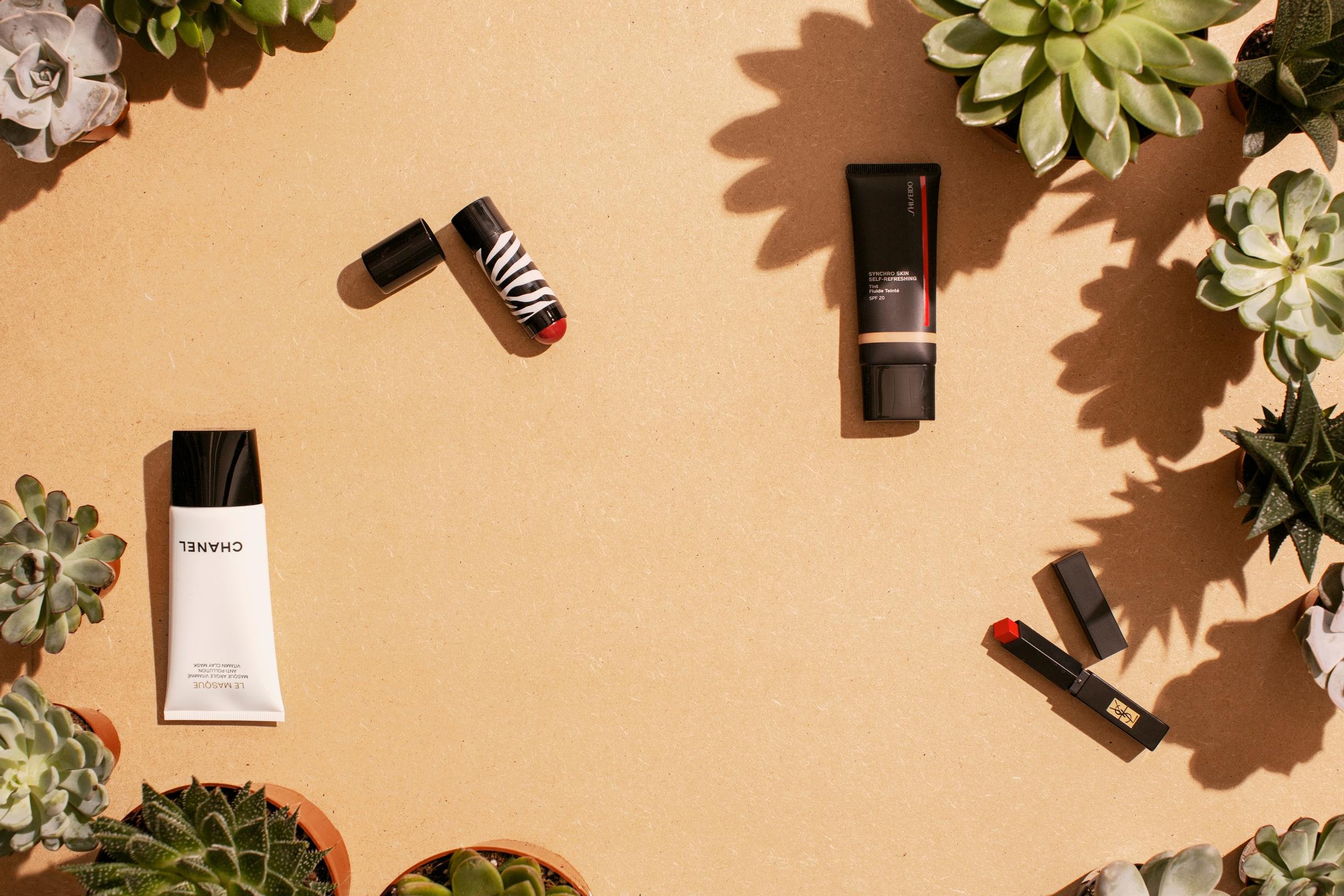 Tuotteet vasemmalta oikealle: Chanel Le Masque Anti-Pollution Vitamin Clay Mask, Sisley Phyto Blush Twist Long-lasting cream-to-powder blush, Shiseido Synchro Skin Self-Refreshing Tint ja YSL The Slim Velvet Radical Lipstick.