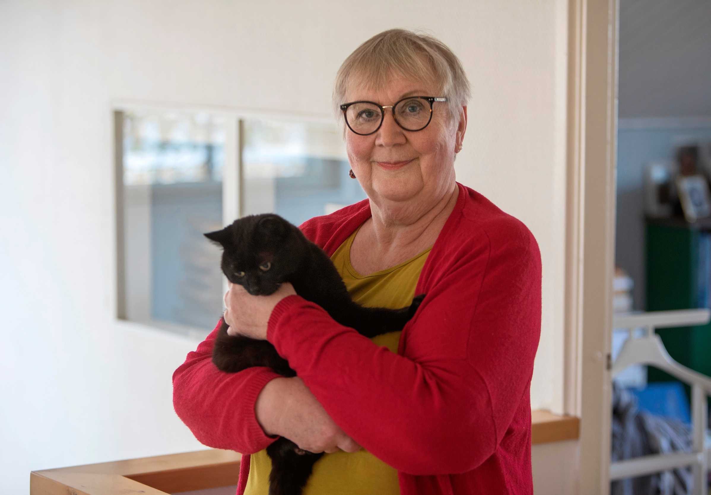 Kirjailija Anneli Kanto jakaa ­arkensa 12-vuotiaan Tinke-kissan kanssa. Hän lukee päivittäin etenkin runoja. – Runouden tapa käsitellä kieltä on niin ihmeellinen.
