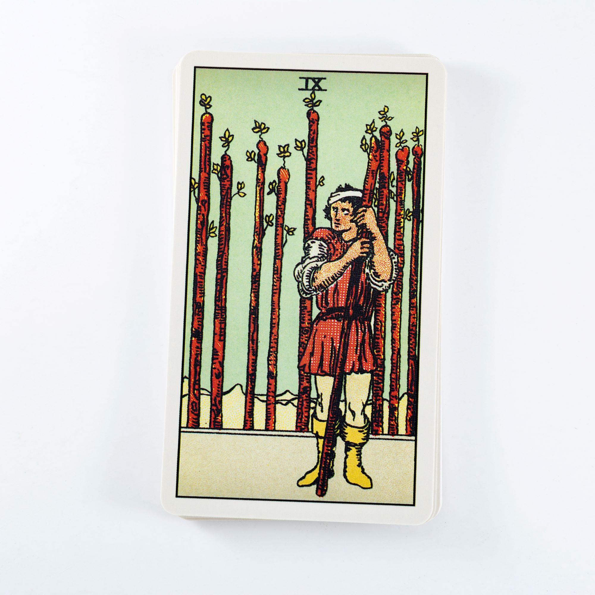 Sauvojen ysi (The Nine of Wands) – Tarot-kortin merkitys 
