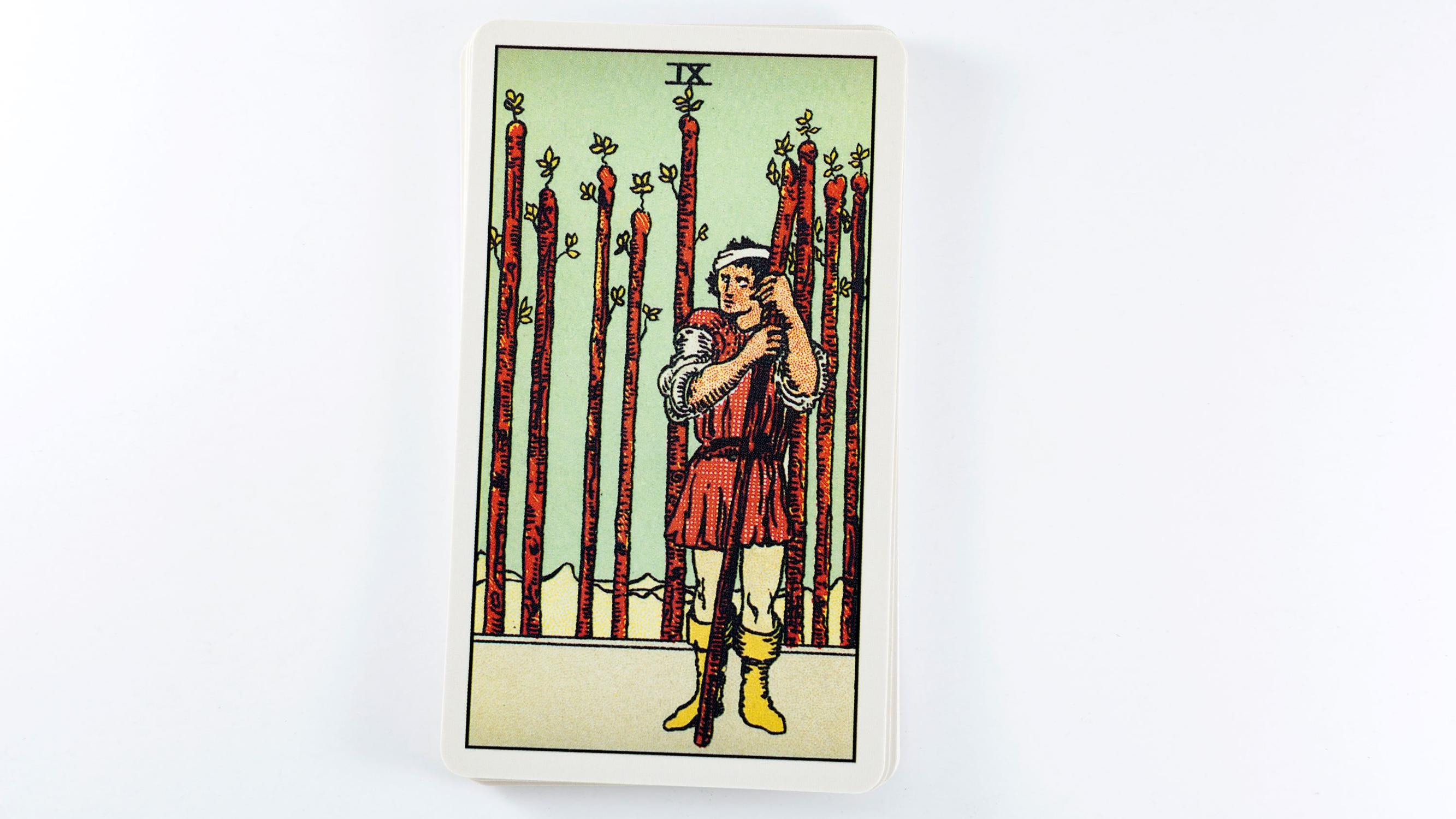 Sauvojen ysi (The Nine of Wands) – Tarot-kortin merkitys 