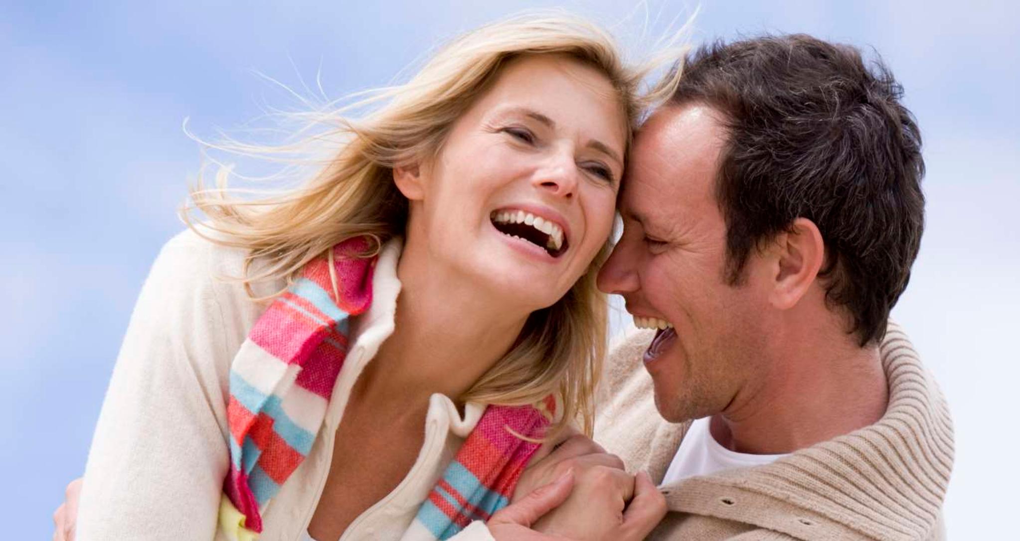Взрослые отношения это какие. Счастливые мужчина и женщина 40 лет. Счастливые мужчина и женщина средний Возраст. Пара среднего возраста. Мужчина и женщина среднего возраста.
