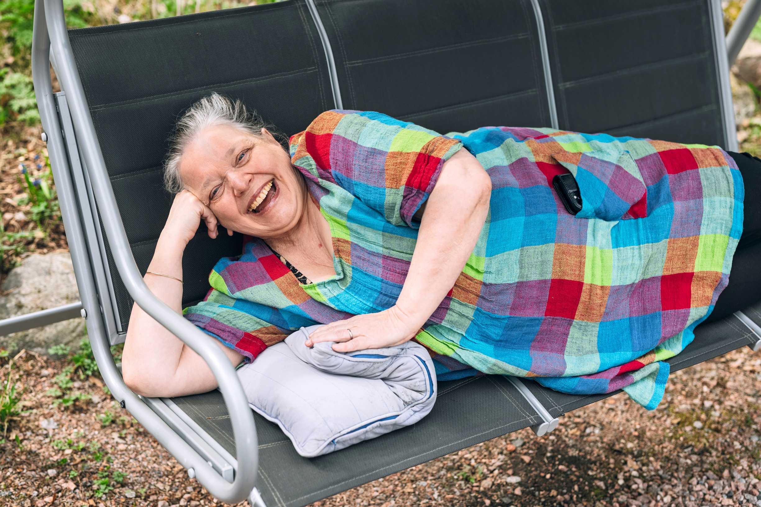 Kirsti Manninen on käynyt koronavuoden aikana läpi kolme isoa tekonivelleikkausta.