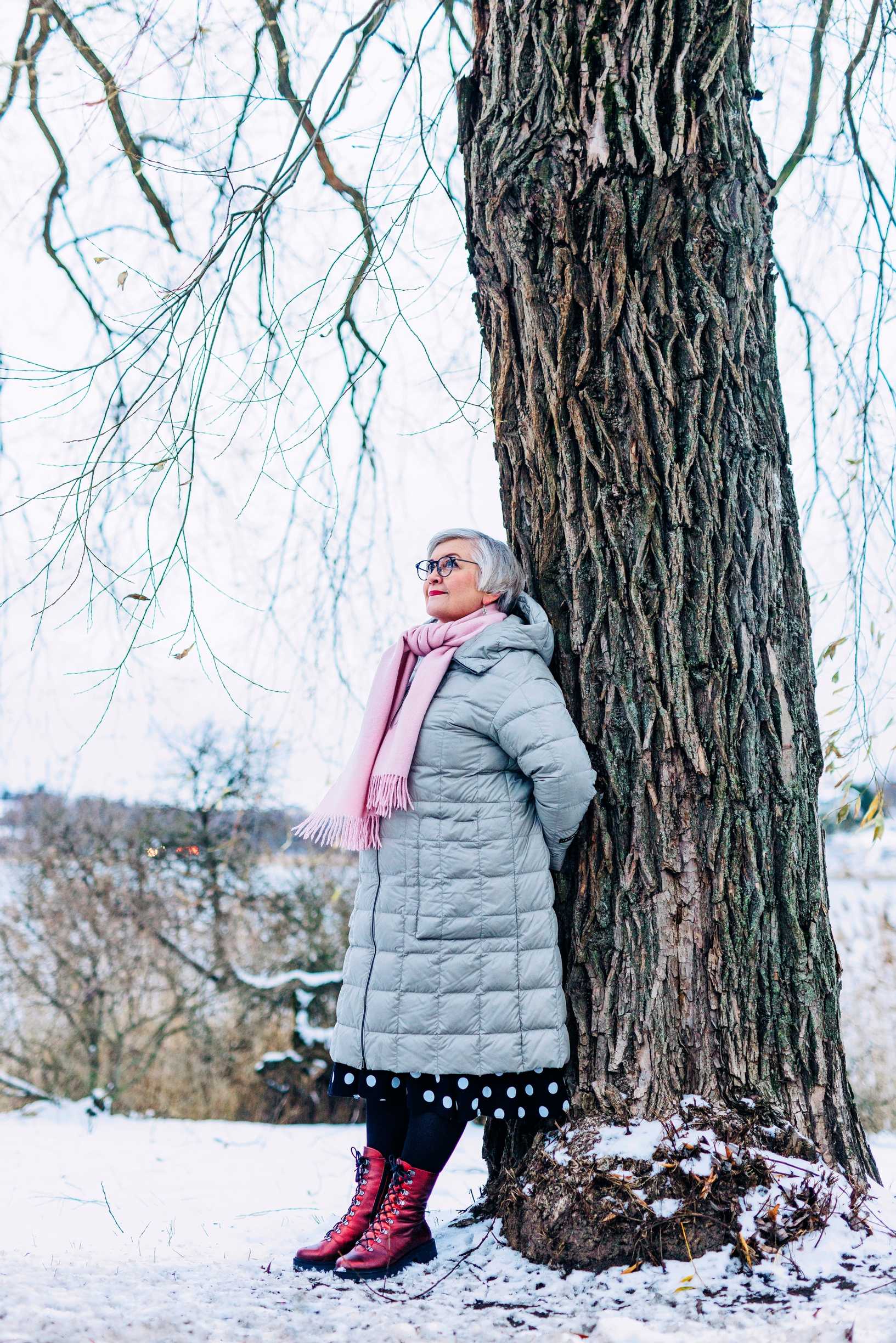 Anu Vehviläinen nojaa puuhun