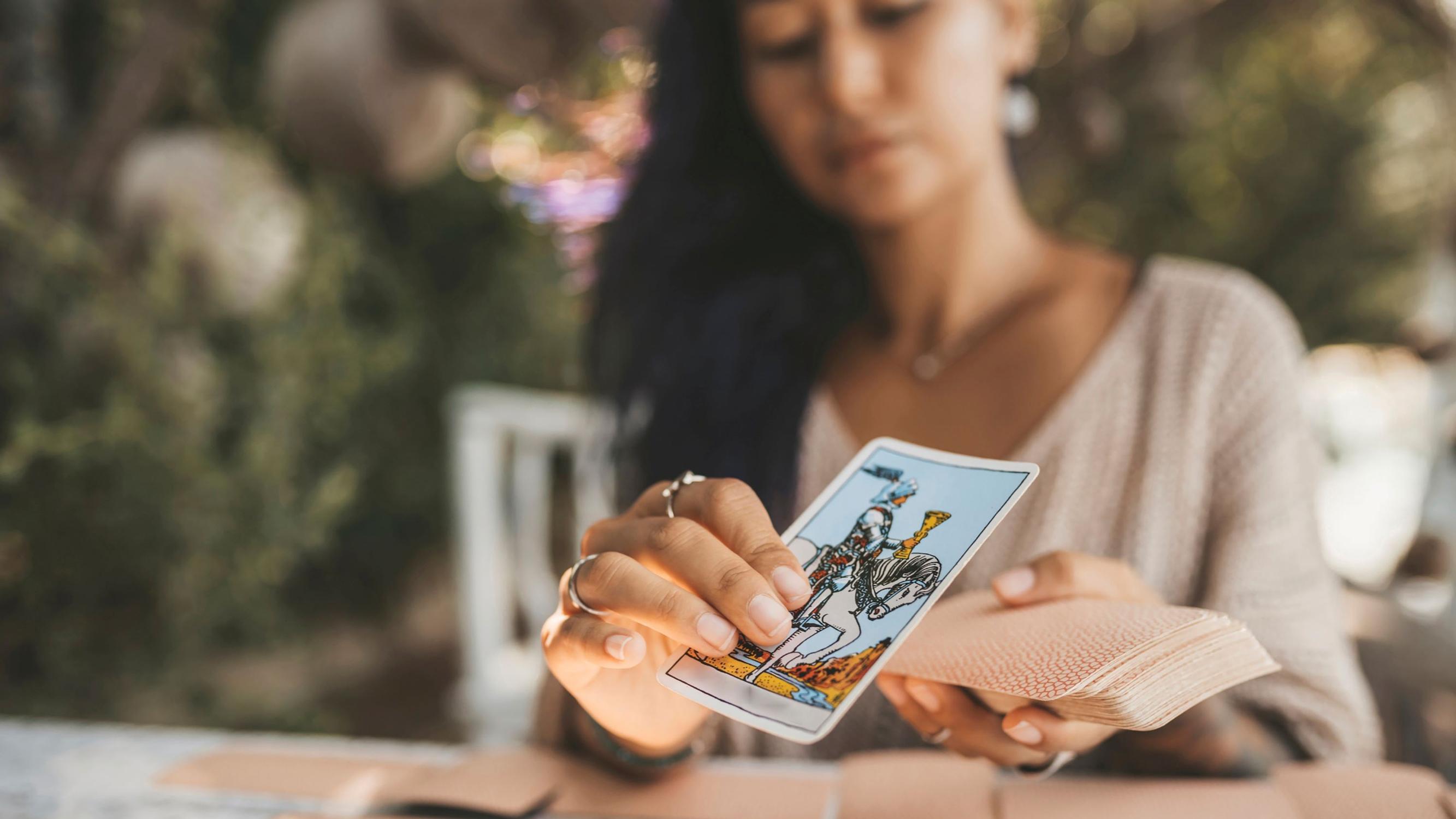 Ella Klar käyttää tarot-kortteja itsetutkiskeluun: "Ne edustavat erilaisia persoonia, tunteita ja tapahtumia"