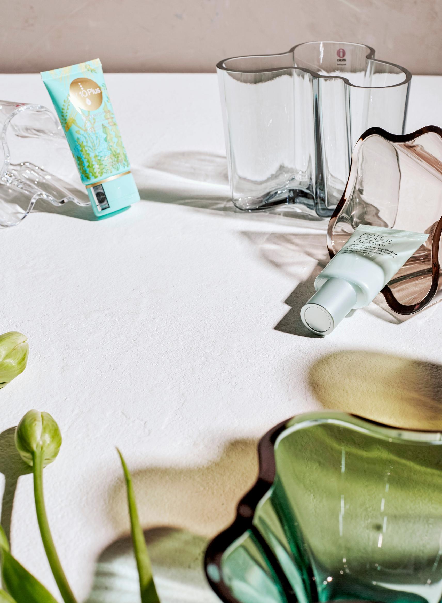 Paras kasvokuorinta: V10 Plus Water Based Peeling 36 e, paras sävyttävä päivävoide: Estée Lauder DayWear Sheer Tint Release Moisturizer SPF15 49 e.