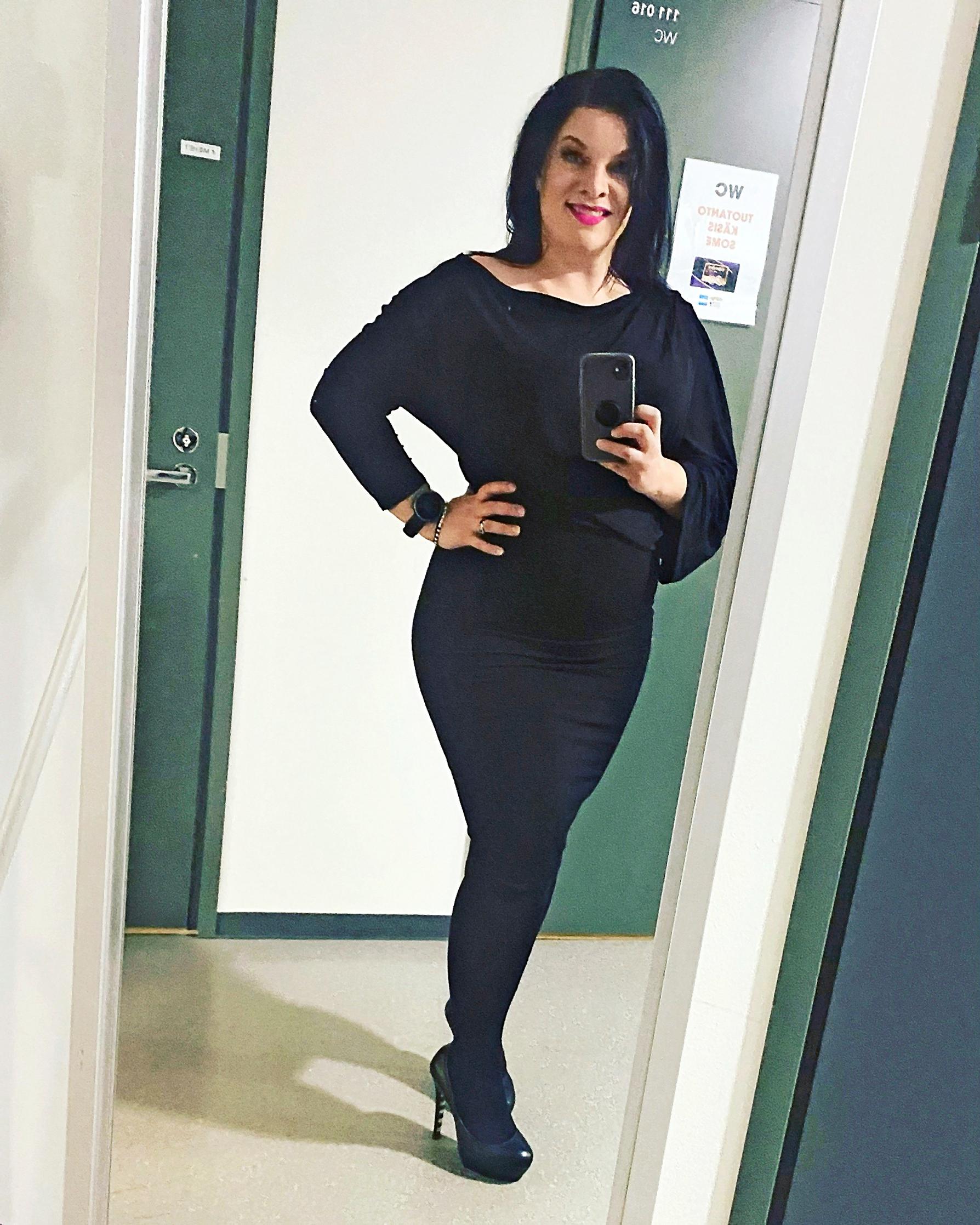 @hannapakarinen Instagramissa: ”Tyylikäs vessaselfie ennen vuoden ekaa keikkaa.”