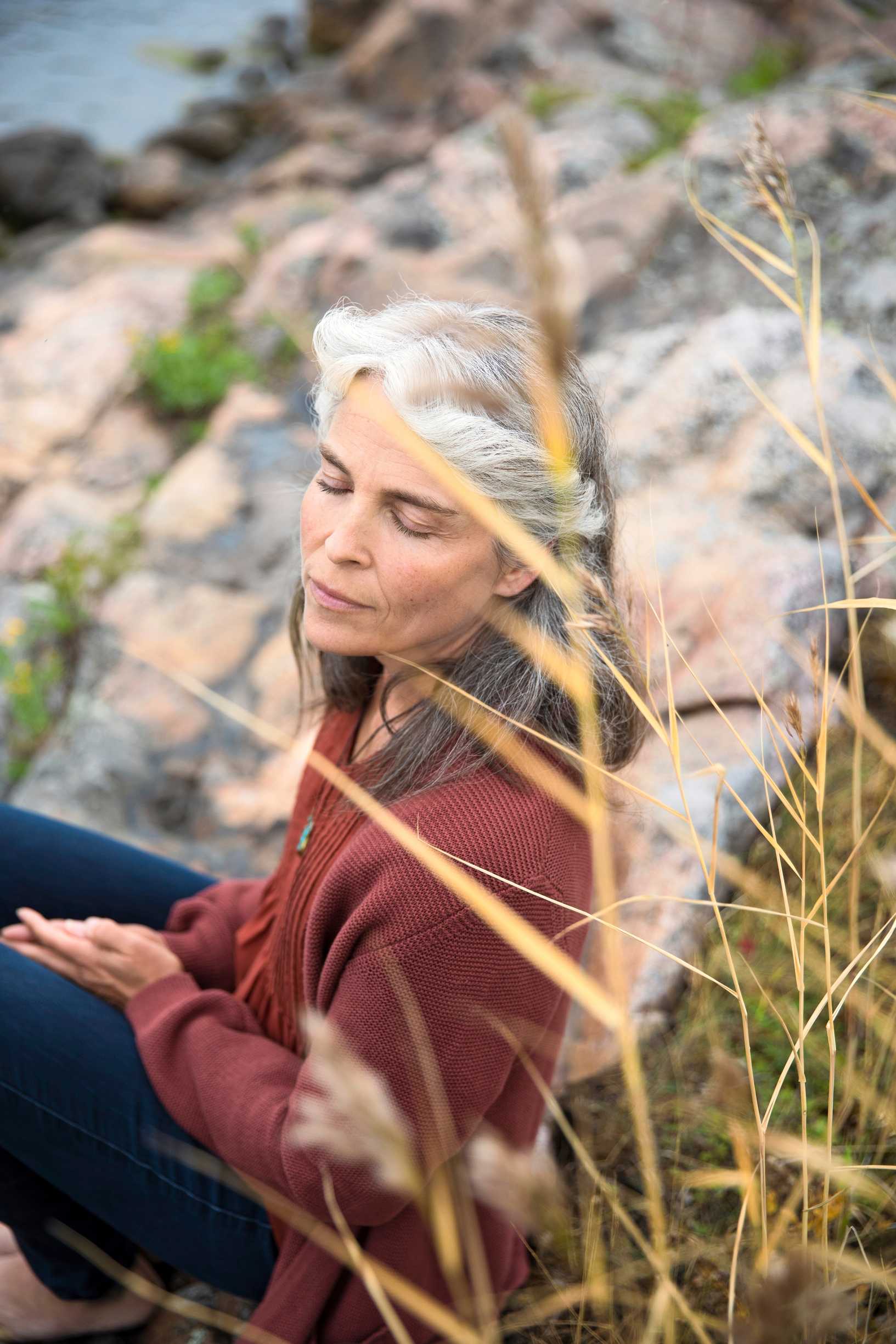 Irina Björklund silmät kiinni kalliolla