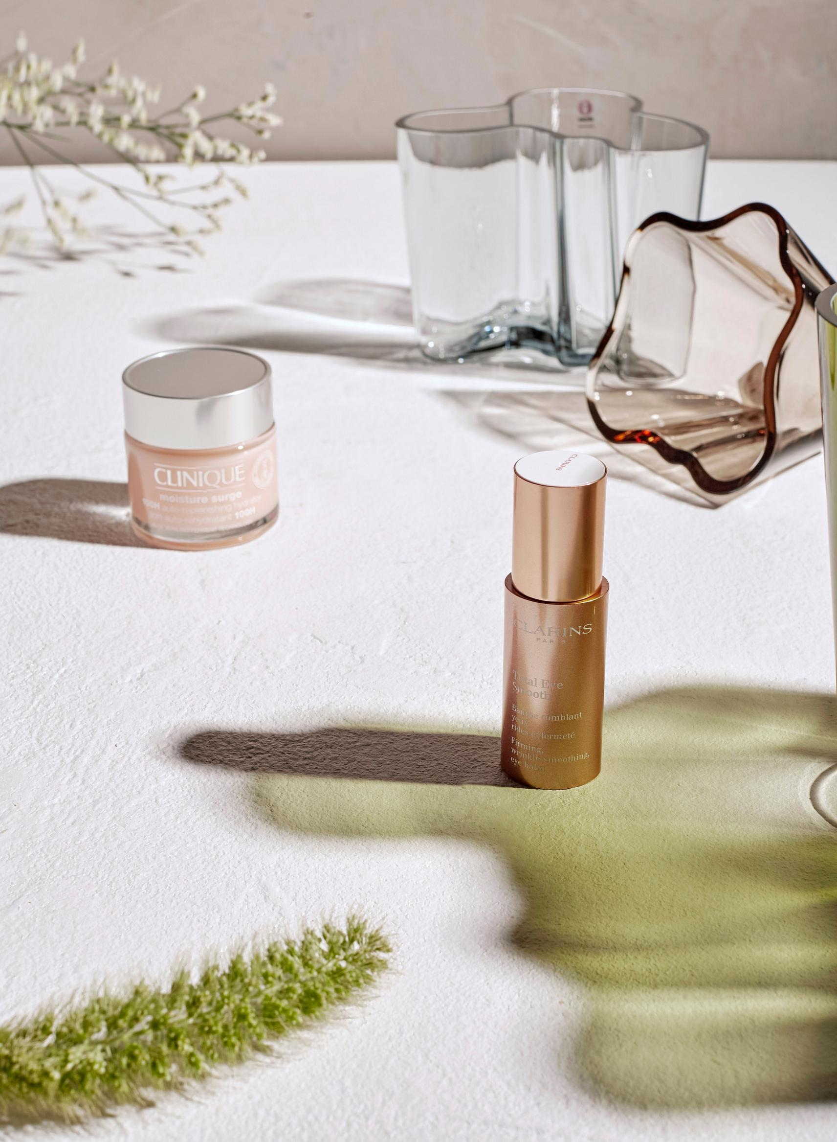 Paras kosteusvoide: Clinique Moisture Surge 100-hour Auto-Replenishing Hydrator 36 e, paras silmänympärystuote: Clarins Total Eye Smooth 63,50 e.