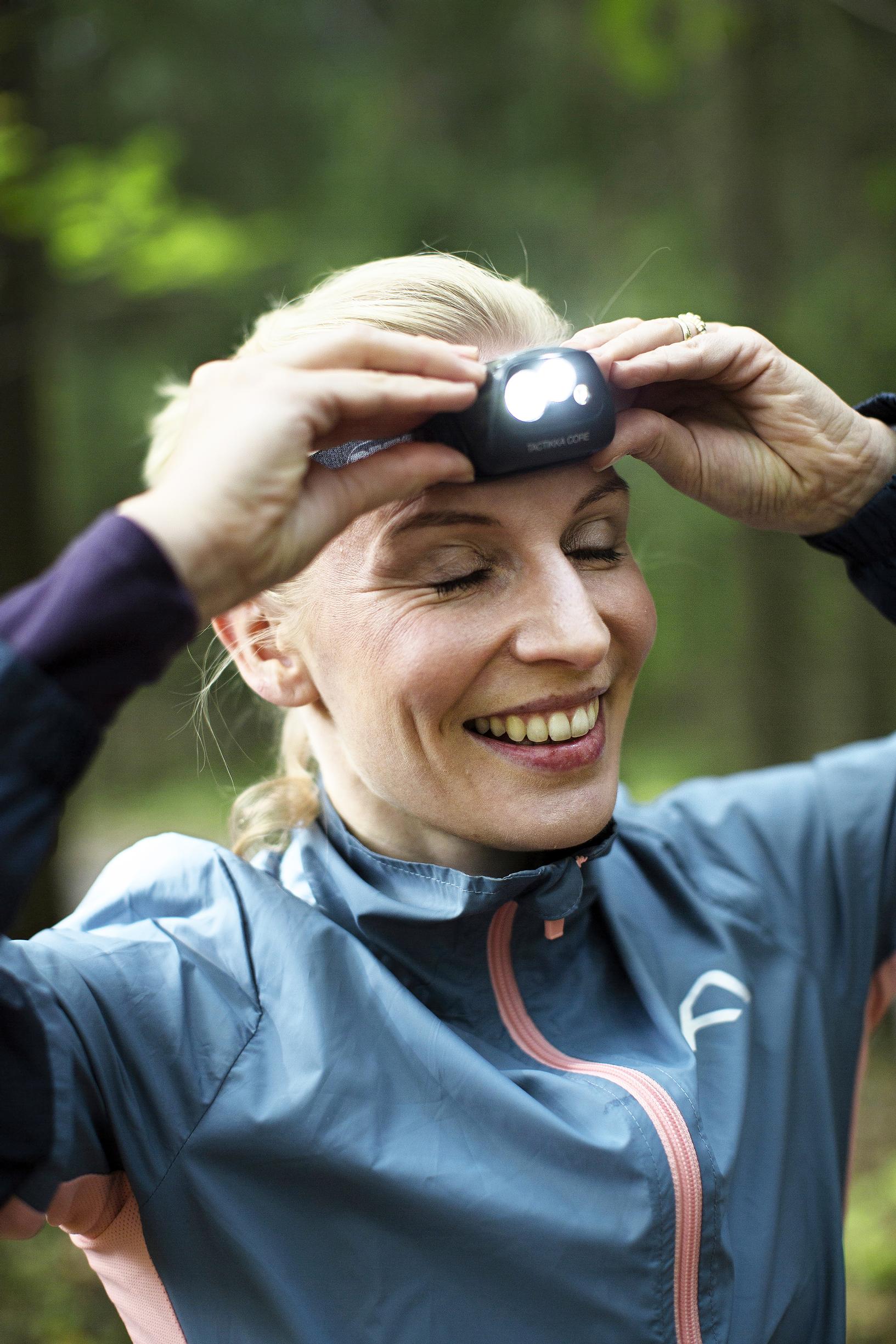 Pimeällä ja talvikuukausina Hanna ei lähde metsään ilman otsalamppua.