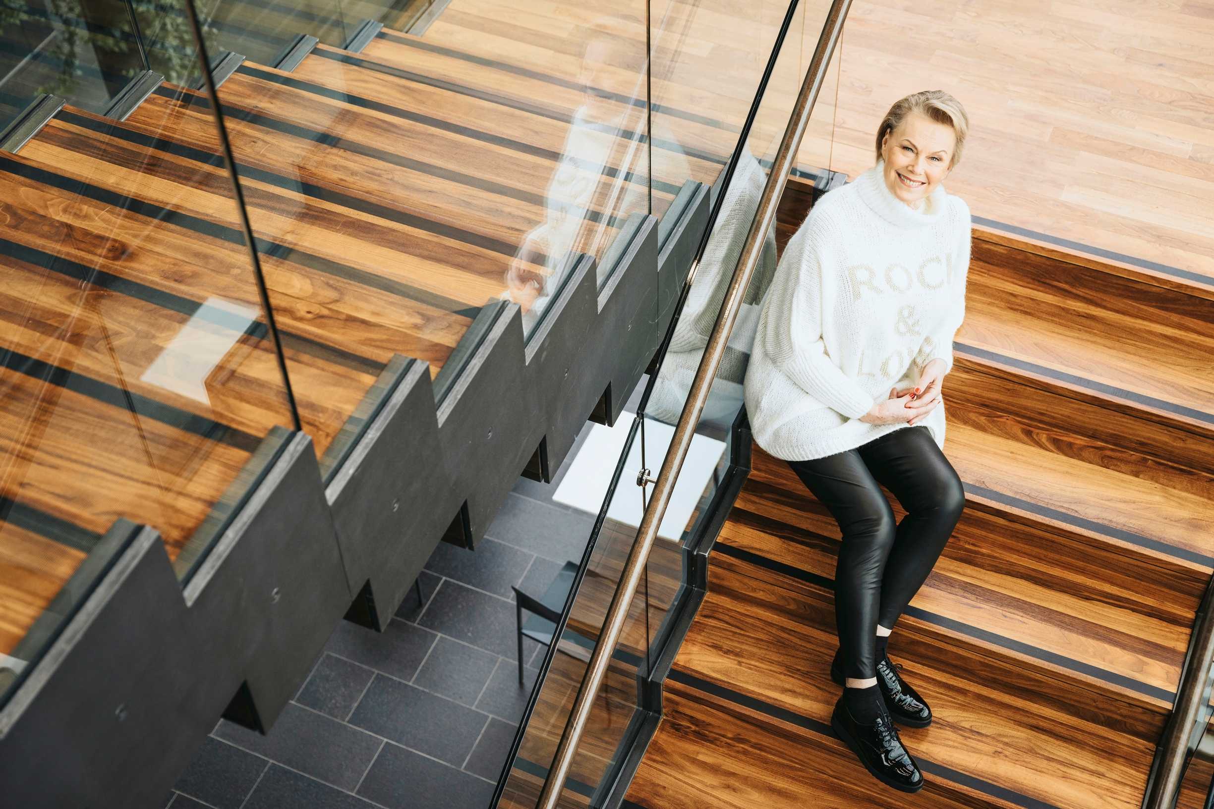 Arja sanoo, että hänellä ei ole aikaa sosiaaliselle medialle eikä hän halua olla olemassa siellä. Mieluummin hän kävelee metsässä, opiskelee, ui tai nauttii ystävien kanssa lasin viiniä.