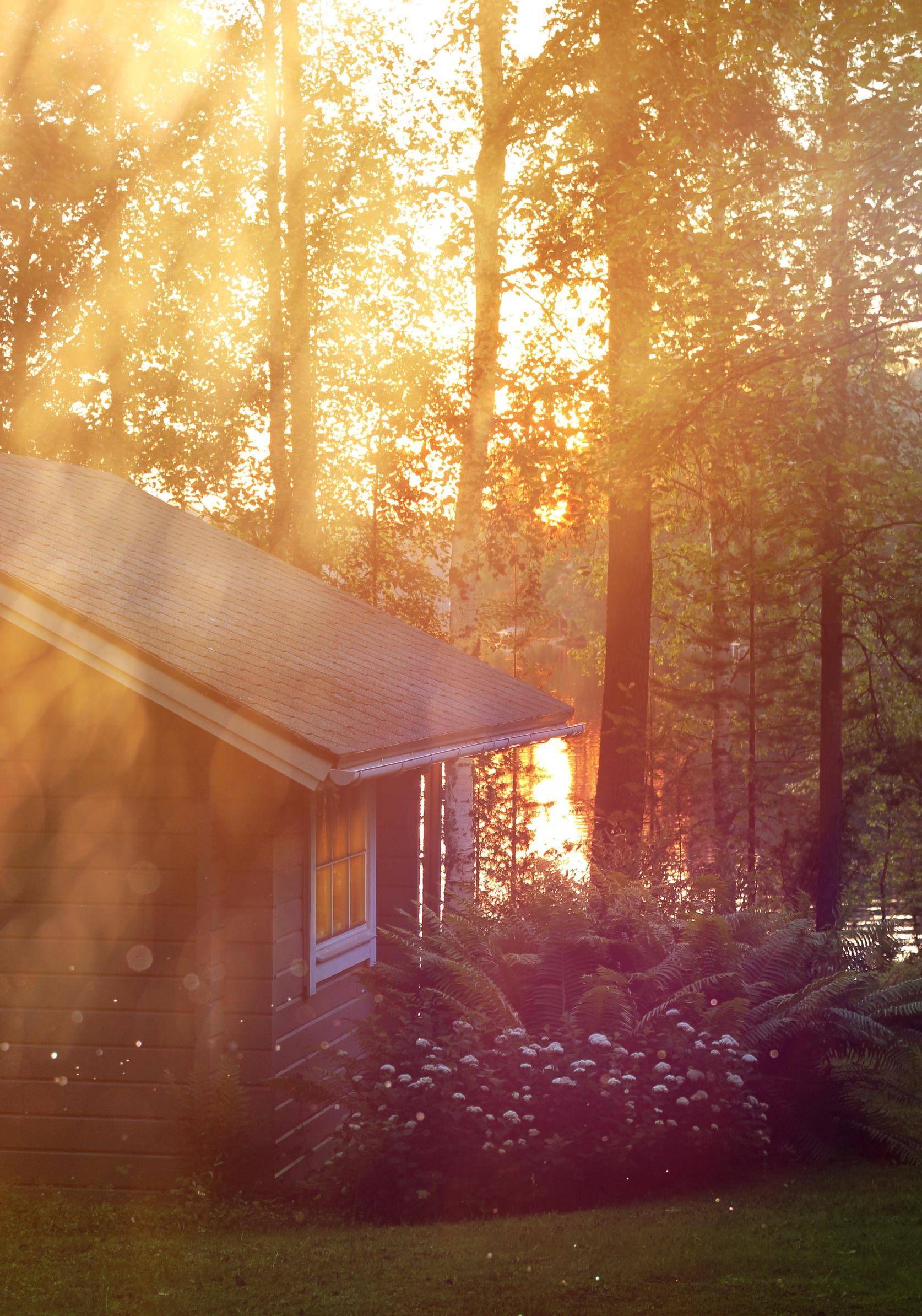 Saunamökki ilta-auringon valossa.