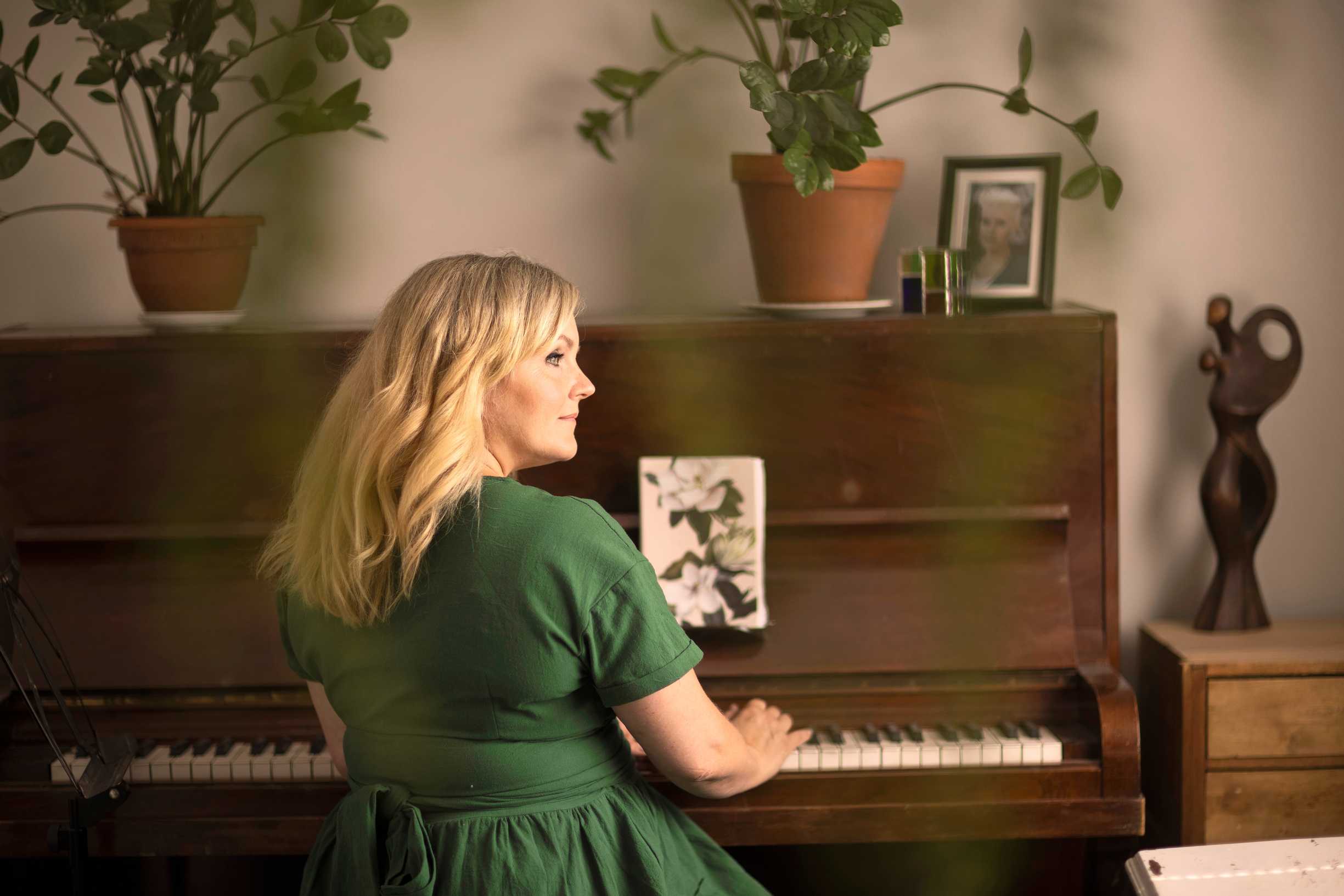 ”Musiikki ja esiintyminen ovat suuri voimavara. Olen laulanut ennen kuin olen puhunut. Viisivuotiaana aloin soittaa pianoa ja myöhemmin huilua. Musiikki oli luonteva ammatinvalinta.”