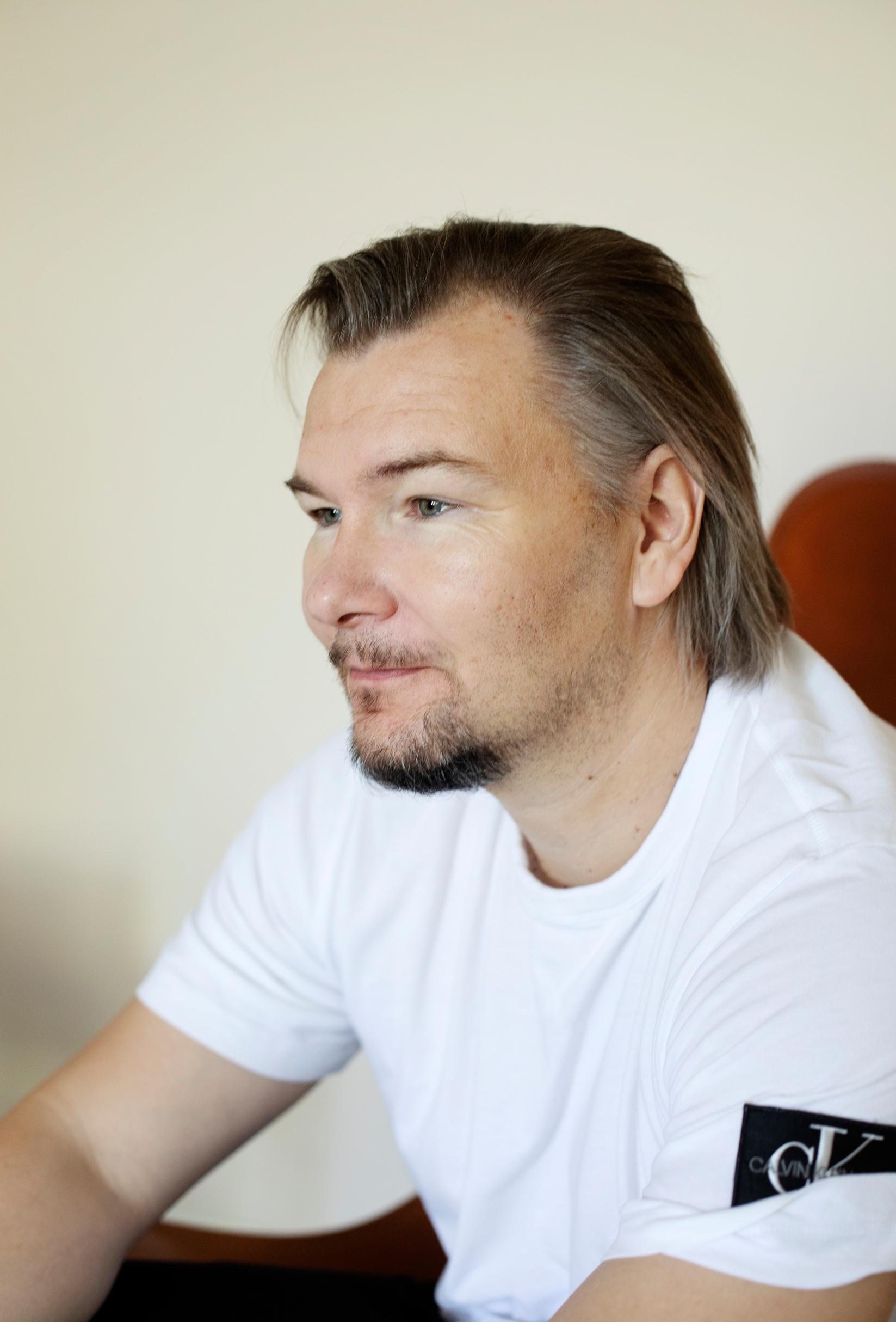 Tommin elämässä on nyt enemmän tilaa tärkeille asioille kuten kirjoittamiselle. Esikoisromaani ilmestyi tammikuussa, ja jatko-osa on tekeillä.