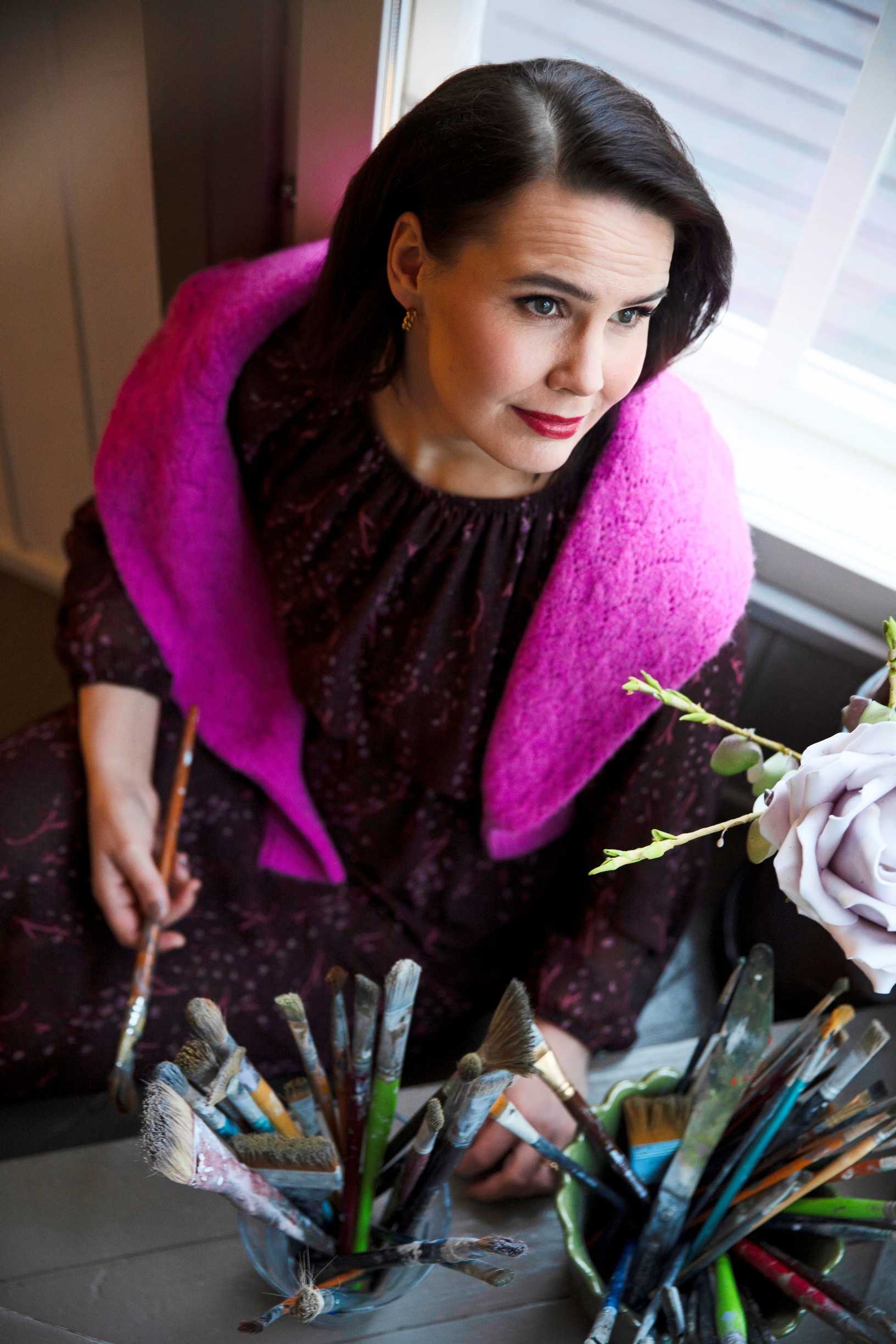 Anne Mattila pensseleiden luona